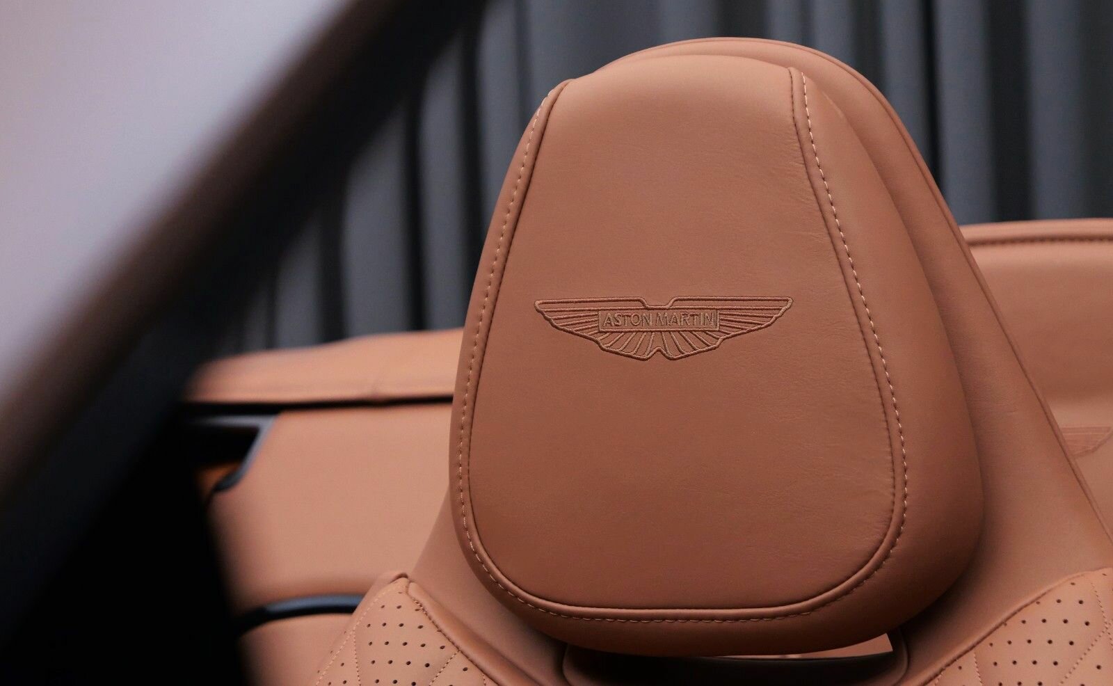 Aston Martin, DB12, I, 2025 купить в салоне Million Miles