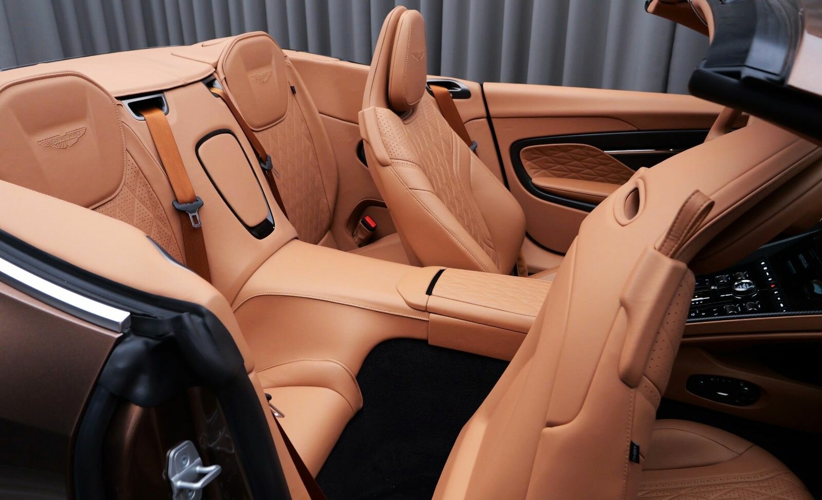 Aston Martin, DB12, I, 2025 купить в салоне Million Miles