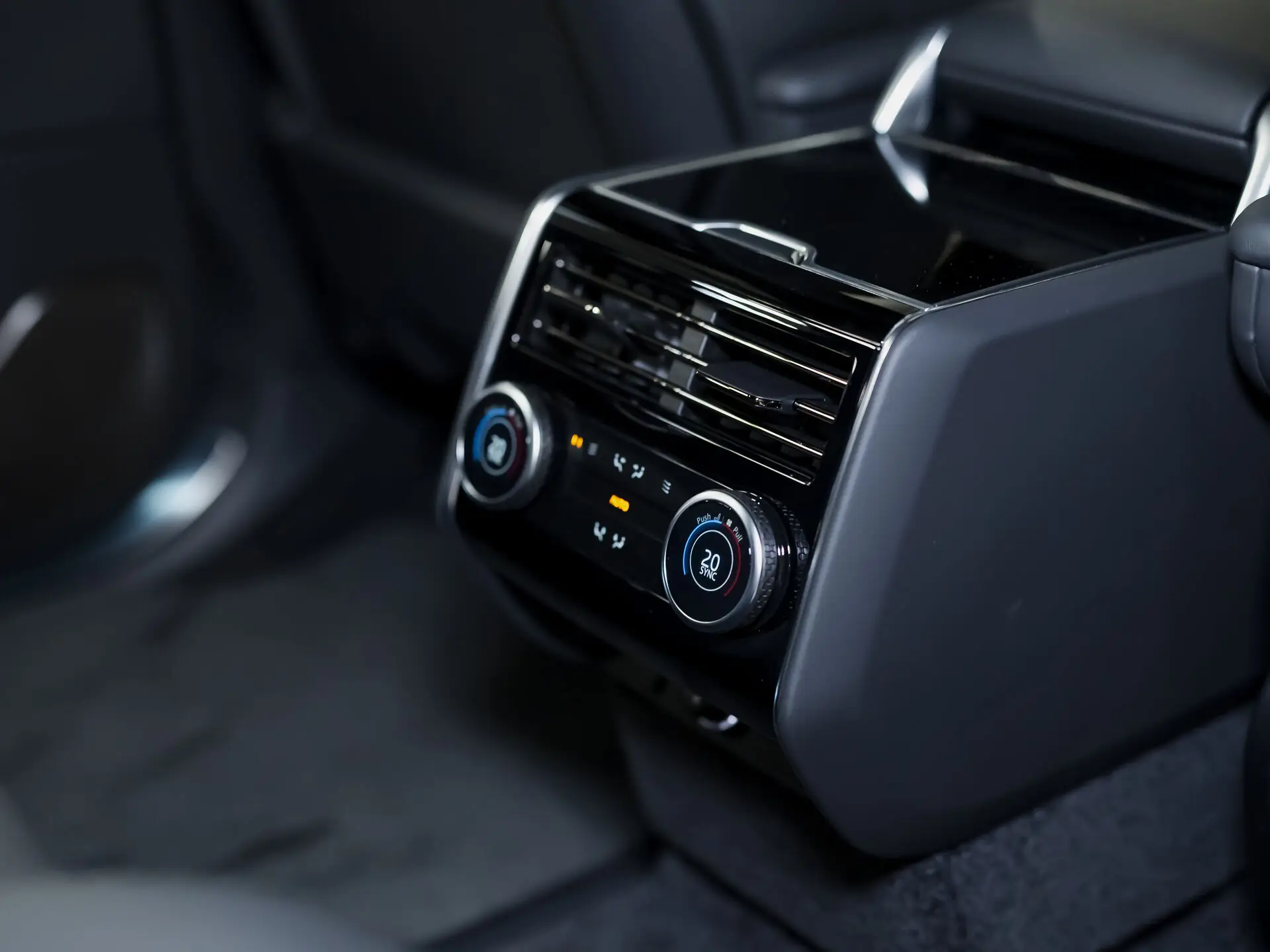 Land Rover Range Rover Long, V, 2025 купить в салоне Million Miles