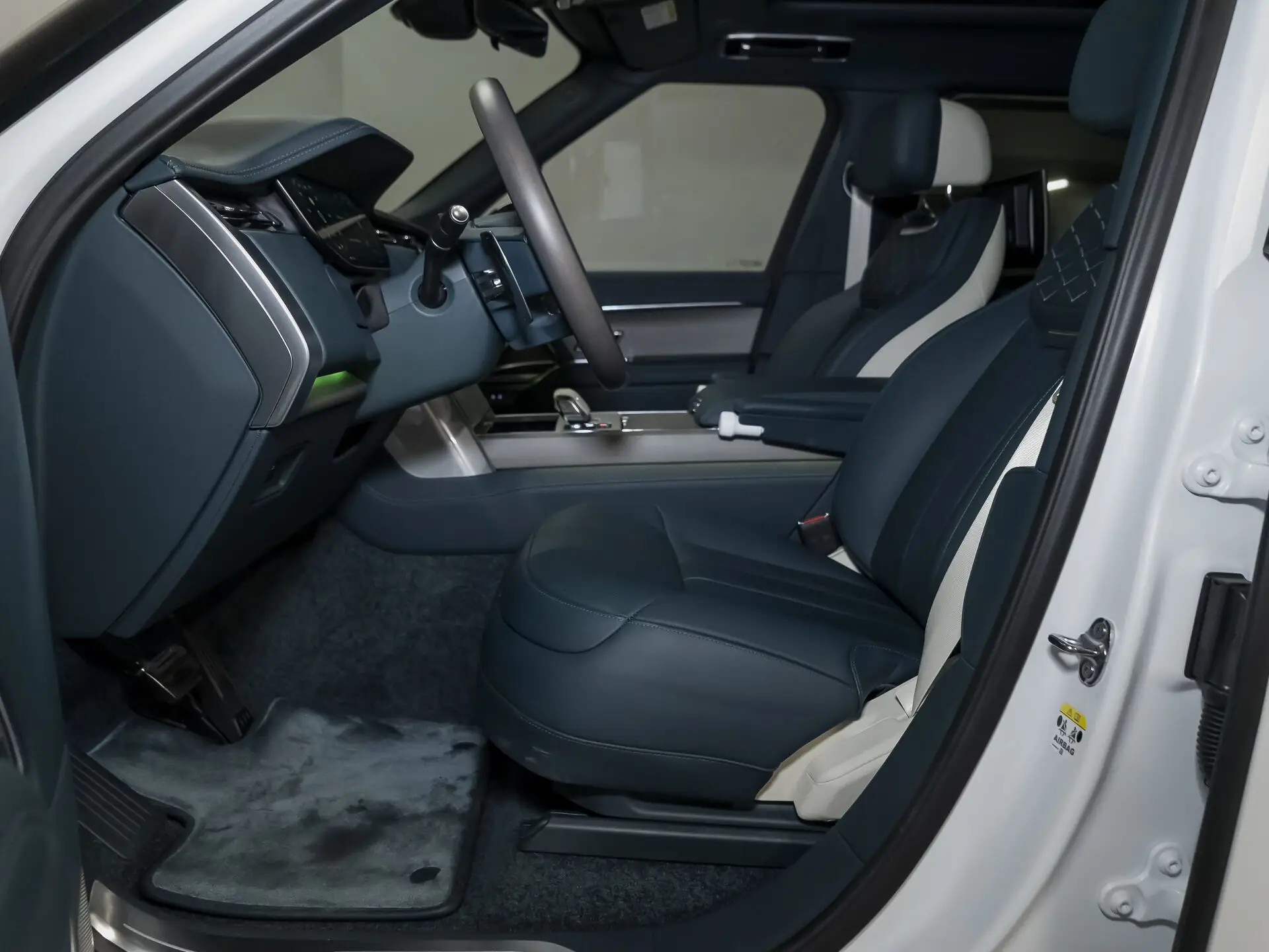 Land Rover Range Rover Long, V, 2025 купить в салоне Million Miles