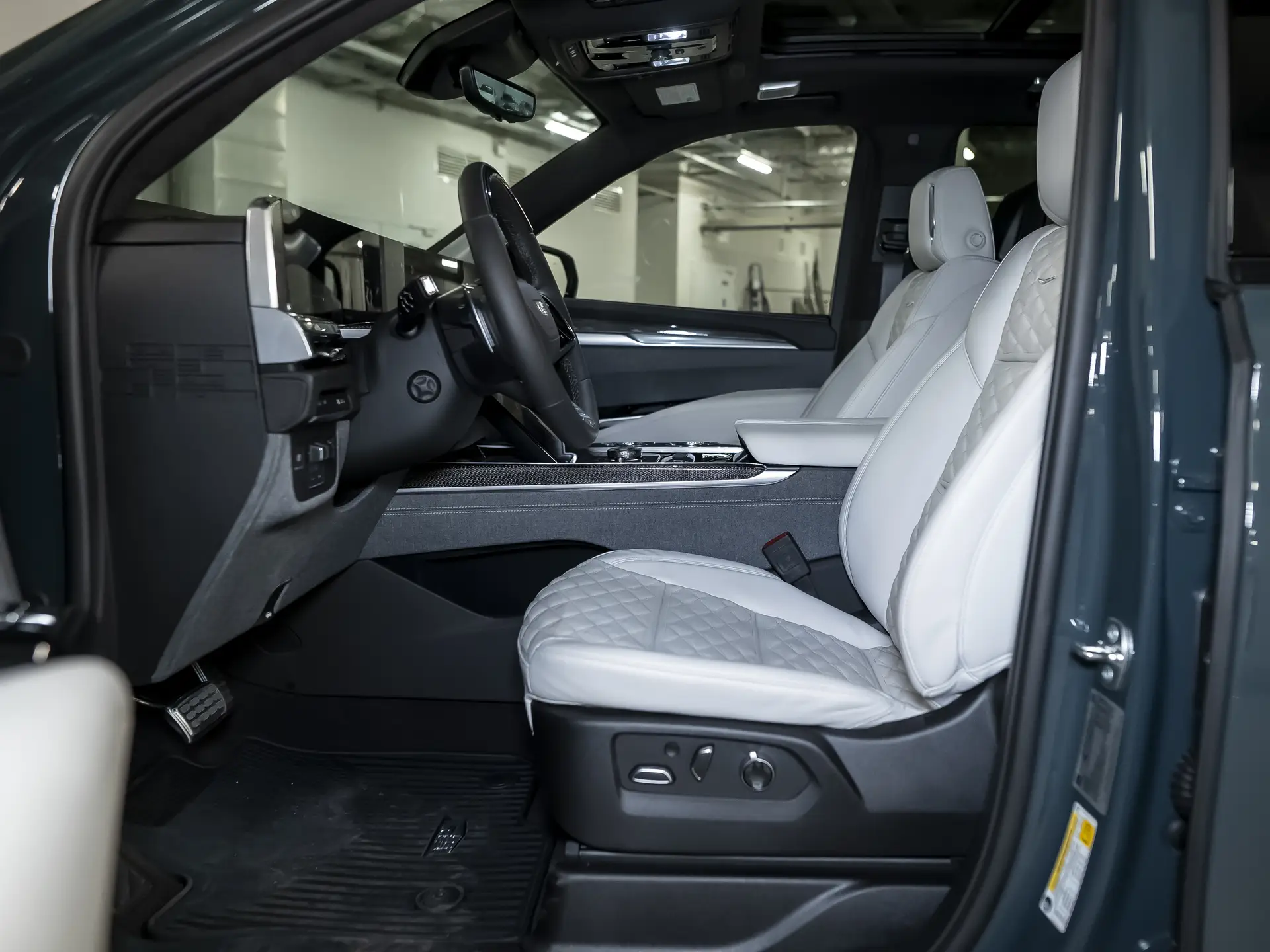 Cadillac Escalade-V, I Рестайлинг, 2024 купить в салоне Million Miles