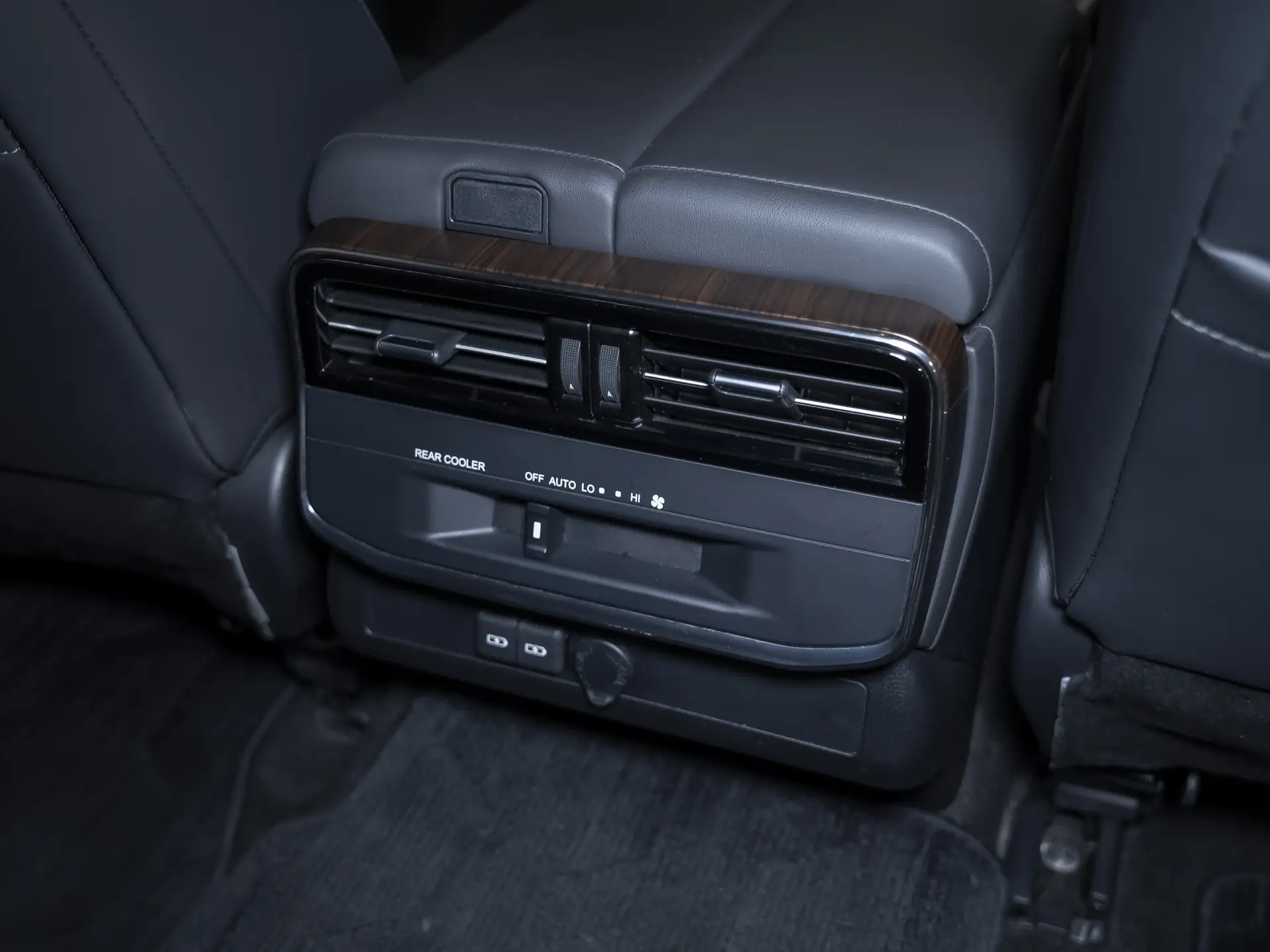 Toyota Land Cruiser, 300 Series, 2022 купить в салоне Million Miles