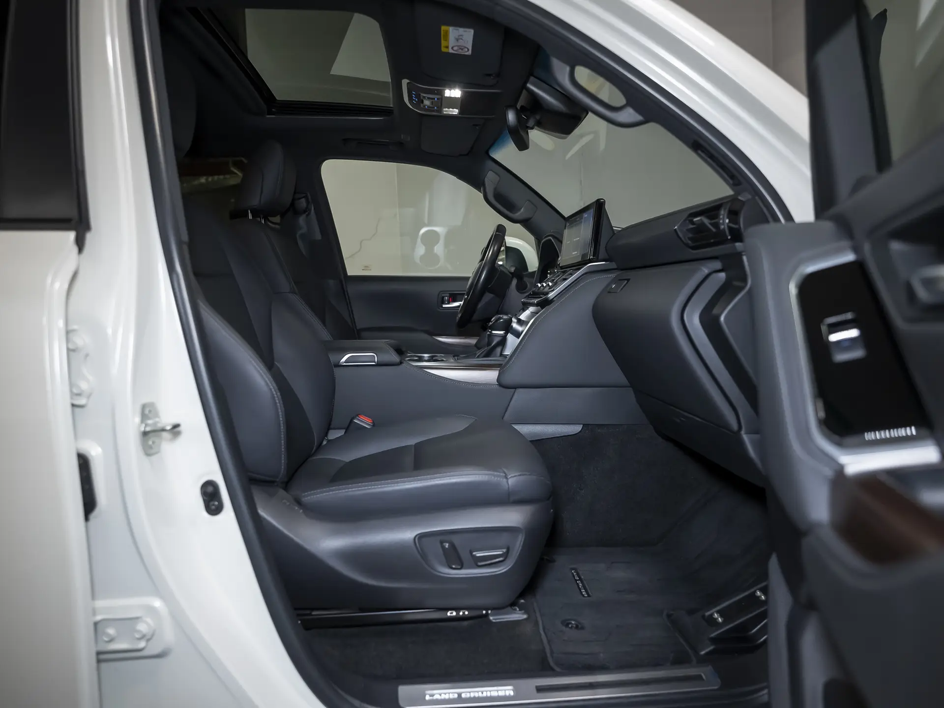 Toyota Land Cruiser, 300 Series, 2022 купить в салоне Million Miles