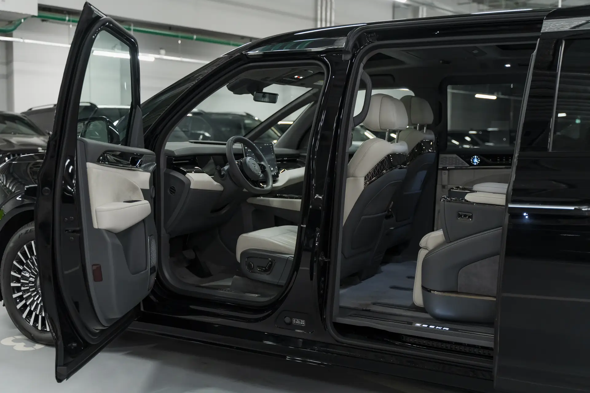 Zeekr 009, I Рестайлинг, 2025 купить в салоне Million Miles