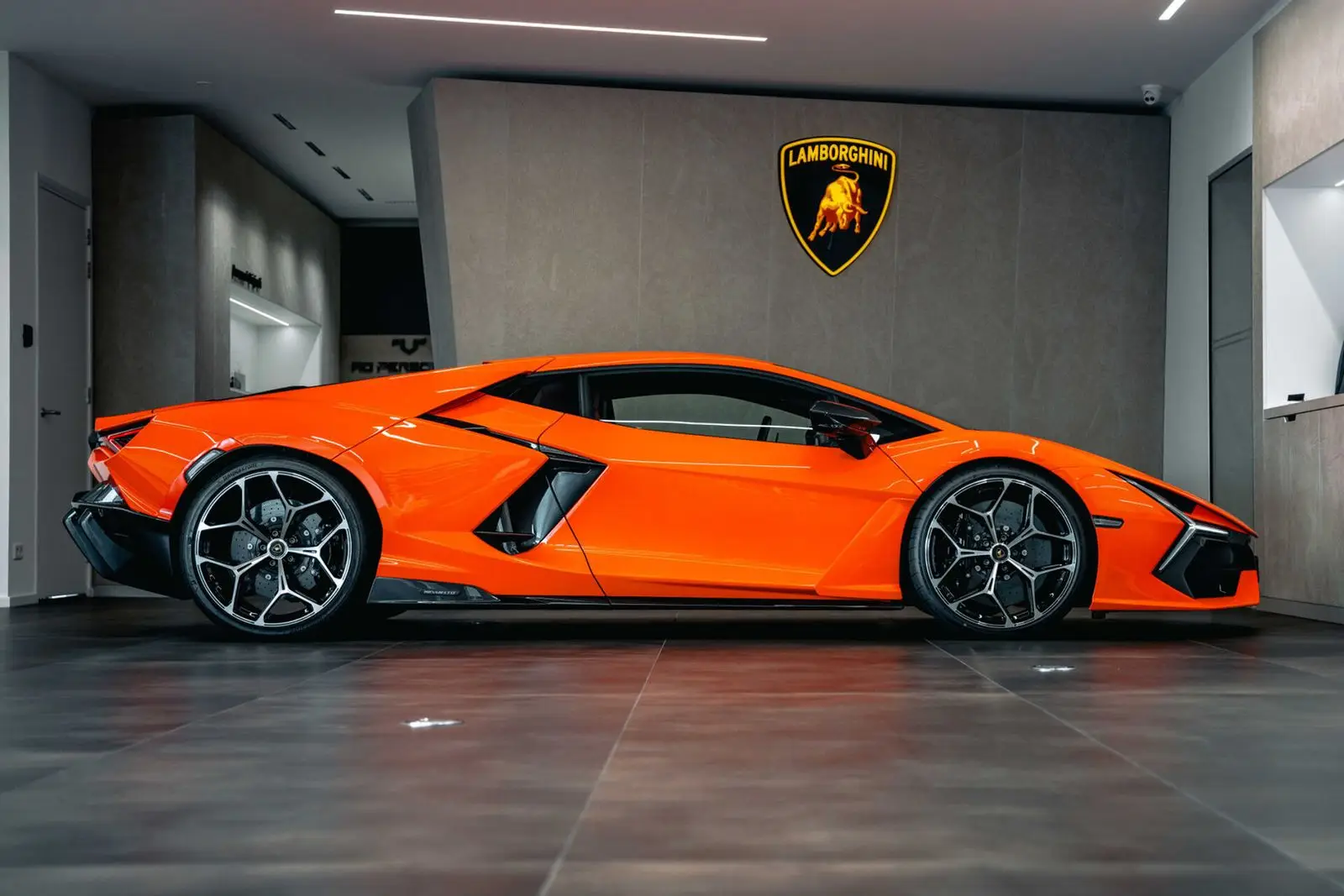 Lamborghini Revuelto, I, 2025 купить в салоне Million Miles
