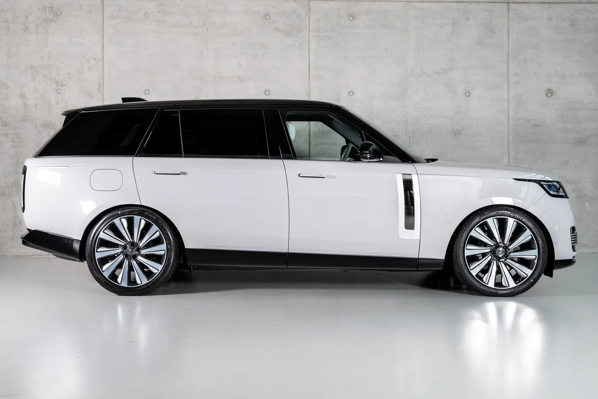 Land Rover Range Rover Long, V, 2025 купить в салоне Million Miles