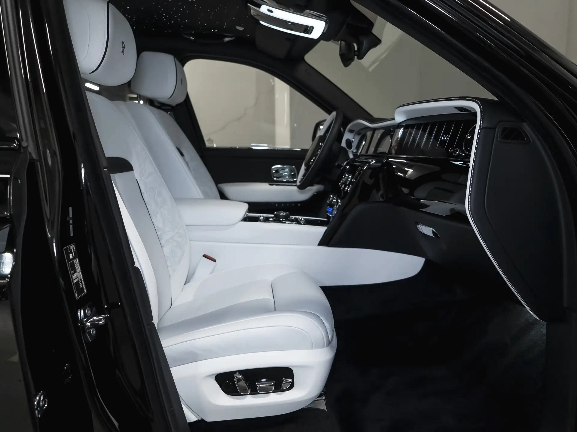 Rolls-Royce Cullinan, I Рестайлинг, 2025 купить в салоне Million Miles