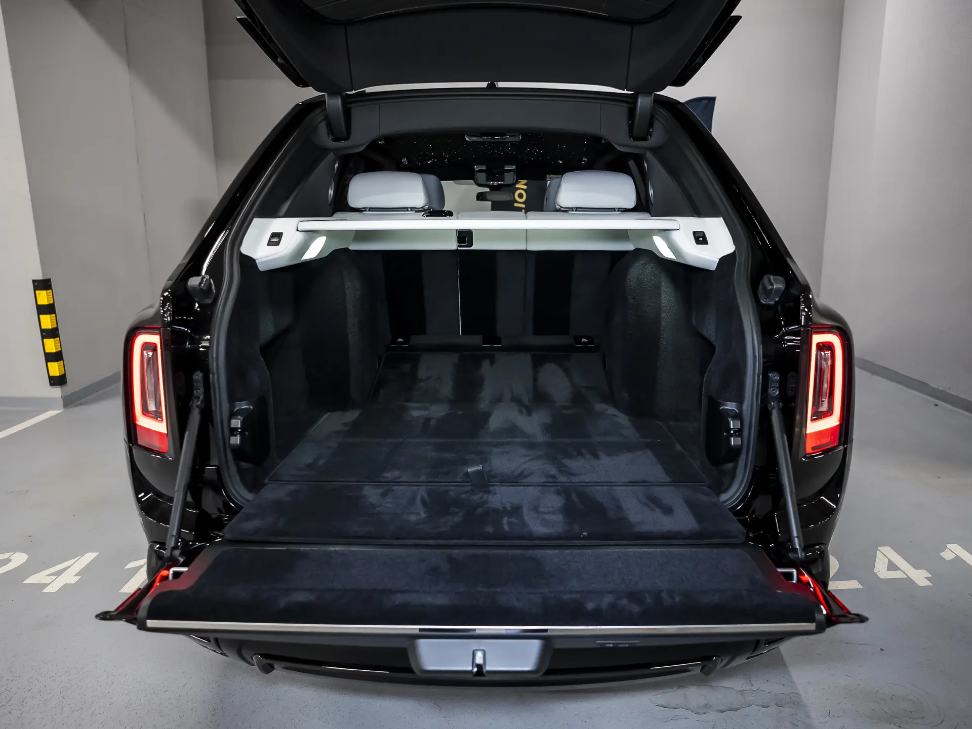 Rolls-Royce Cullinan Black Badge, I Рестайлинг, 2025 купить в салоне Million Miles