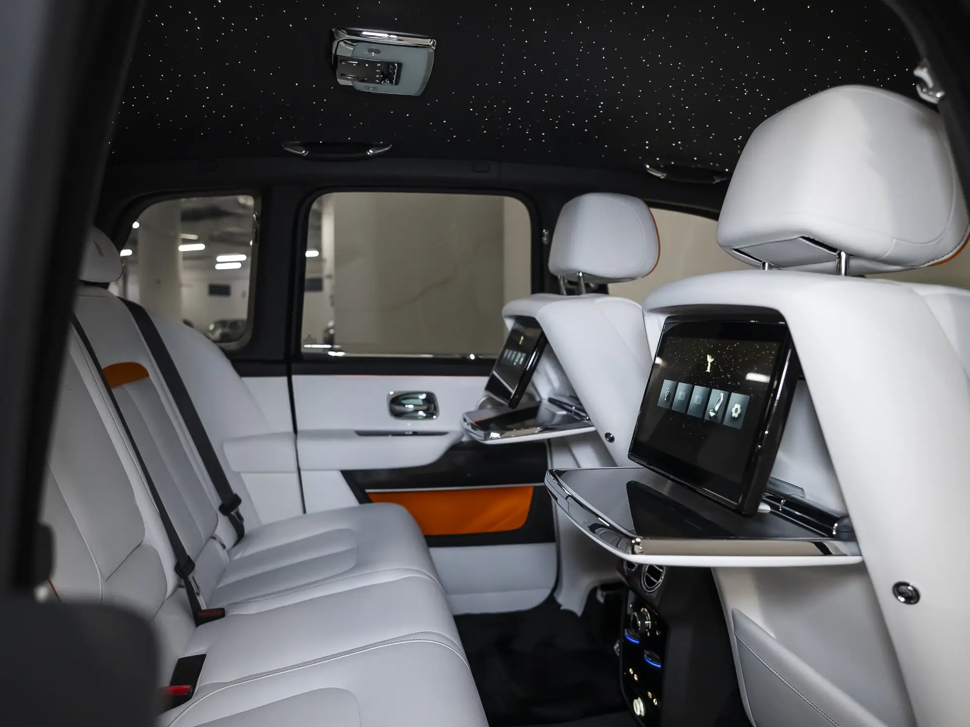 Rolls-Royce Cullinan Black Badge, I Рестайлинг, 2025 купить в салоне Million Miles