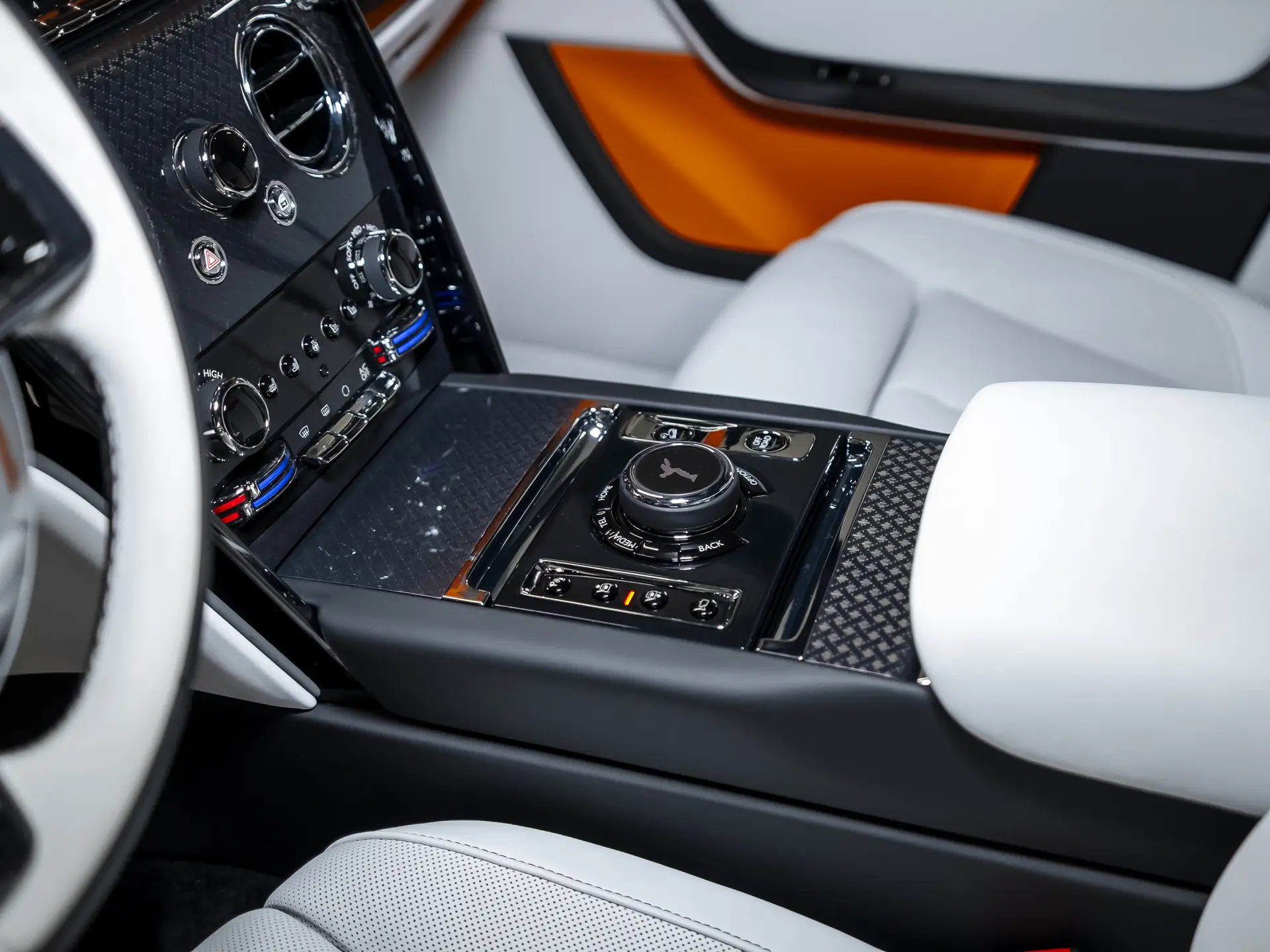 Rolls-Royce Cullinan Black Badge, I Рестайлинг, 2025 купить в салоне Million Miles