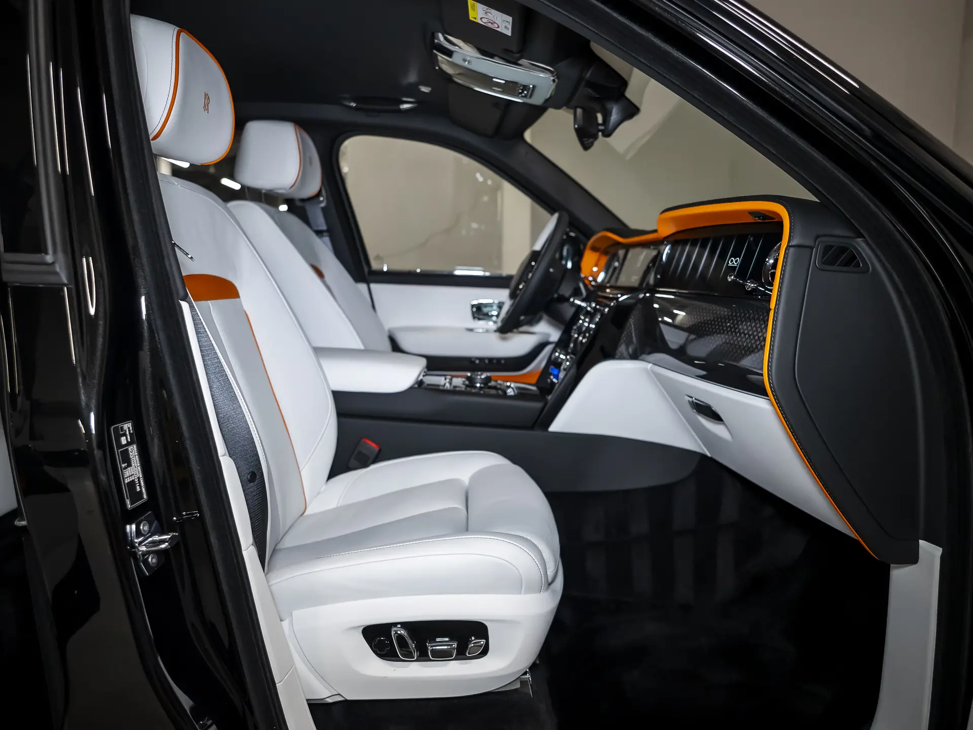 Rolls-Royce Cullinan Black Badge, I Рестайлинг, 2025 купить в салоне Million Miles