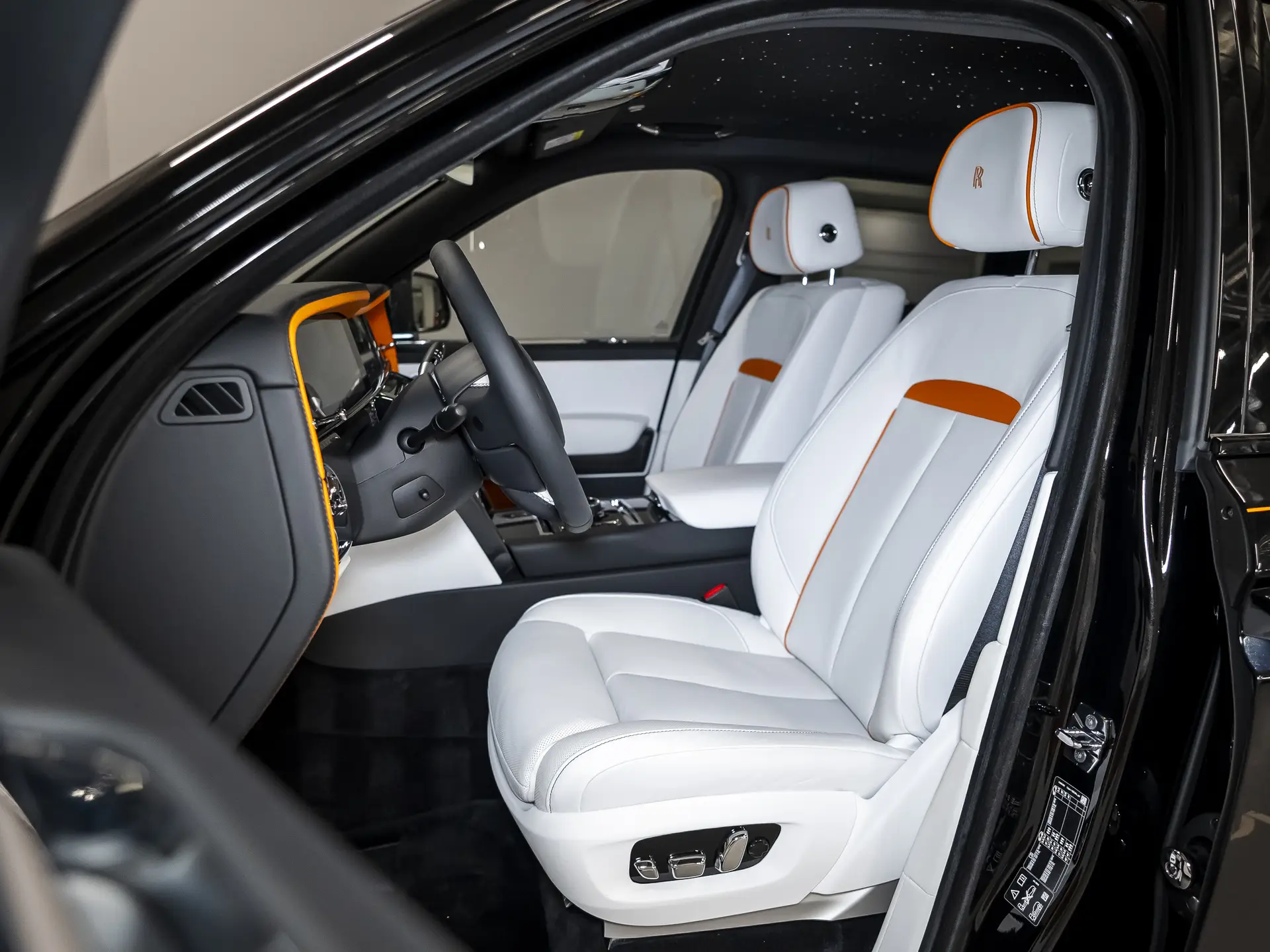 Rolls-Royce Cullinan Black Badge, I Рестайлинг, 2025 купить в салоне Million Miles