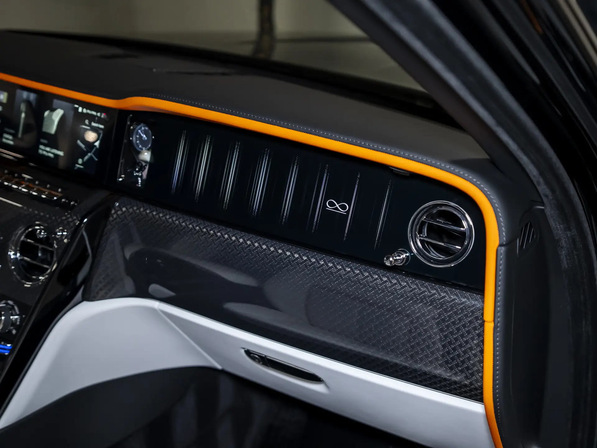 Rolls-Royce Cullinan Black Badge, I Рестайлинг, 2025 купить в салоне Million Miles