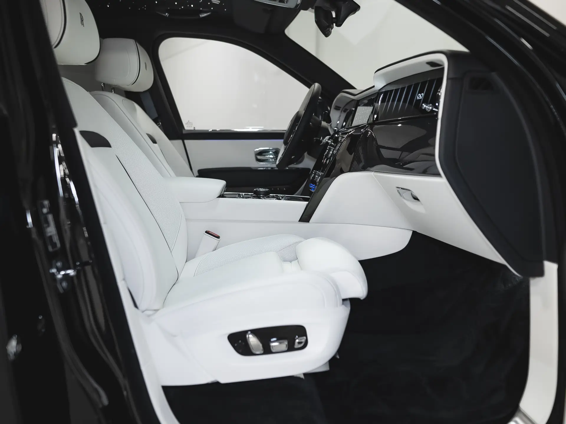 Rolls-Royce Cullinan, I Рестайлинг, 2025 купить в салоне Million Miles