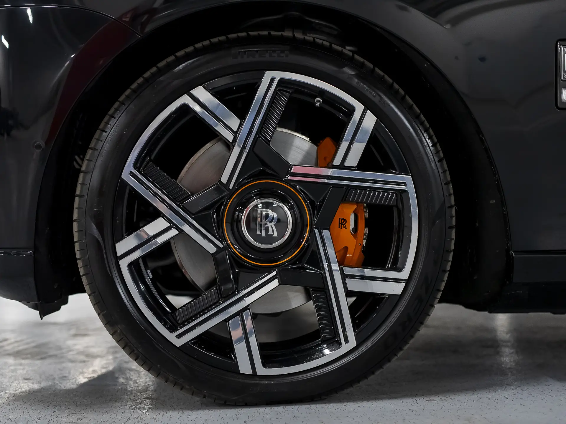 Rolls-Royce Cullinan Black Badge, I Рестайлинг, 2025 купить в салоне Million Miles