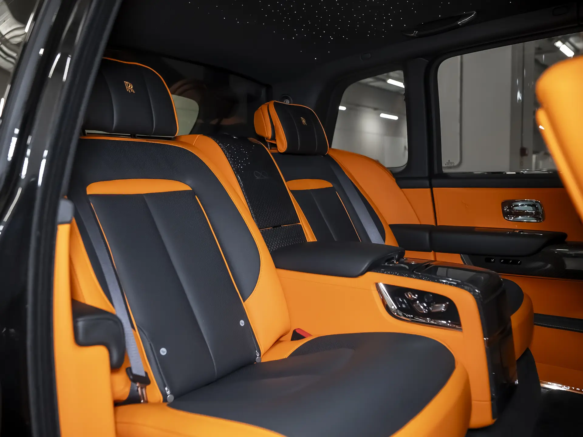 Rolls-Royce Cullinan Black Badge, I Рестайлинг, 2025 купить в салоне Million Miles