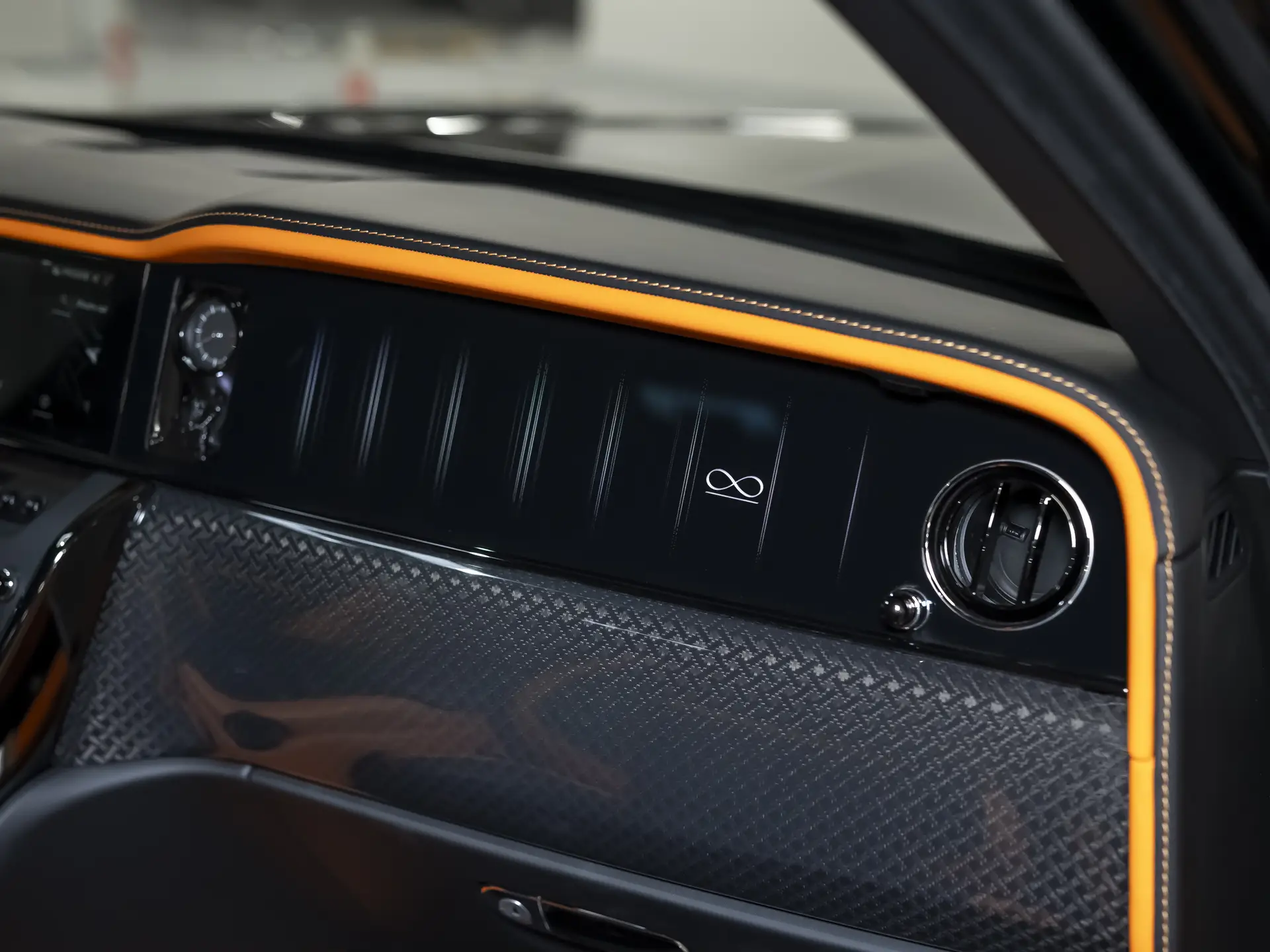 Rolls-Royce Cullinan Black Badge, I Рестайлинг, 2025 купить в салоне Million Miles