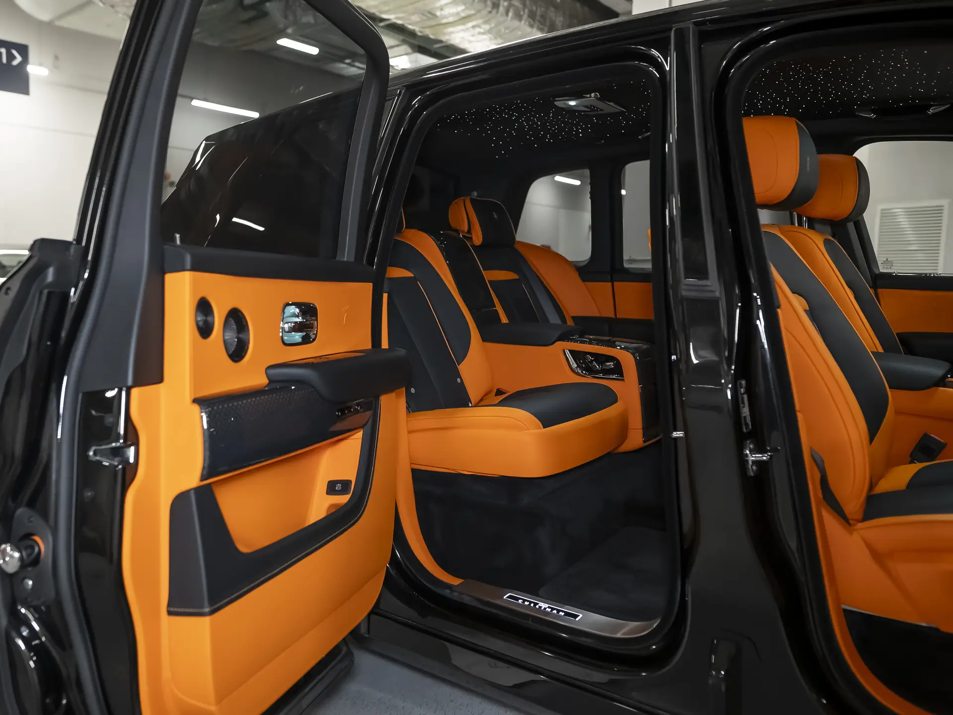 Rolls-Royce Cullinan Black Badge, I Рестайлинг, 2025 купить в салоне Million Miles