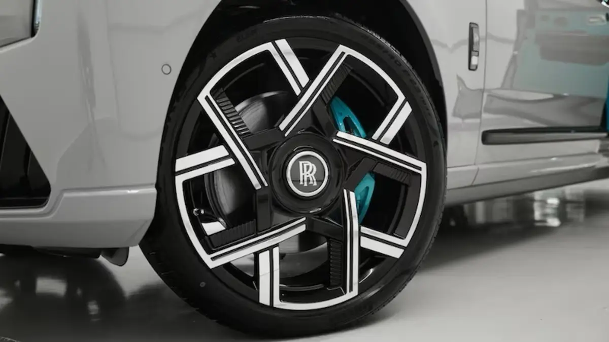 Rolls-Royce Cullinan Black Badge, I Рестайлинг, 2025 купить в салоне Million Miles