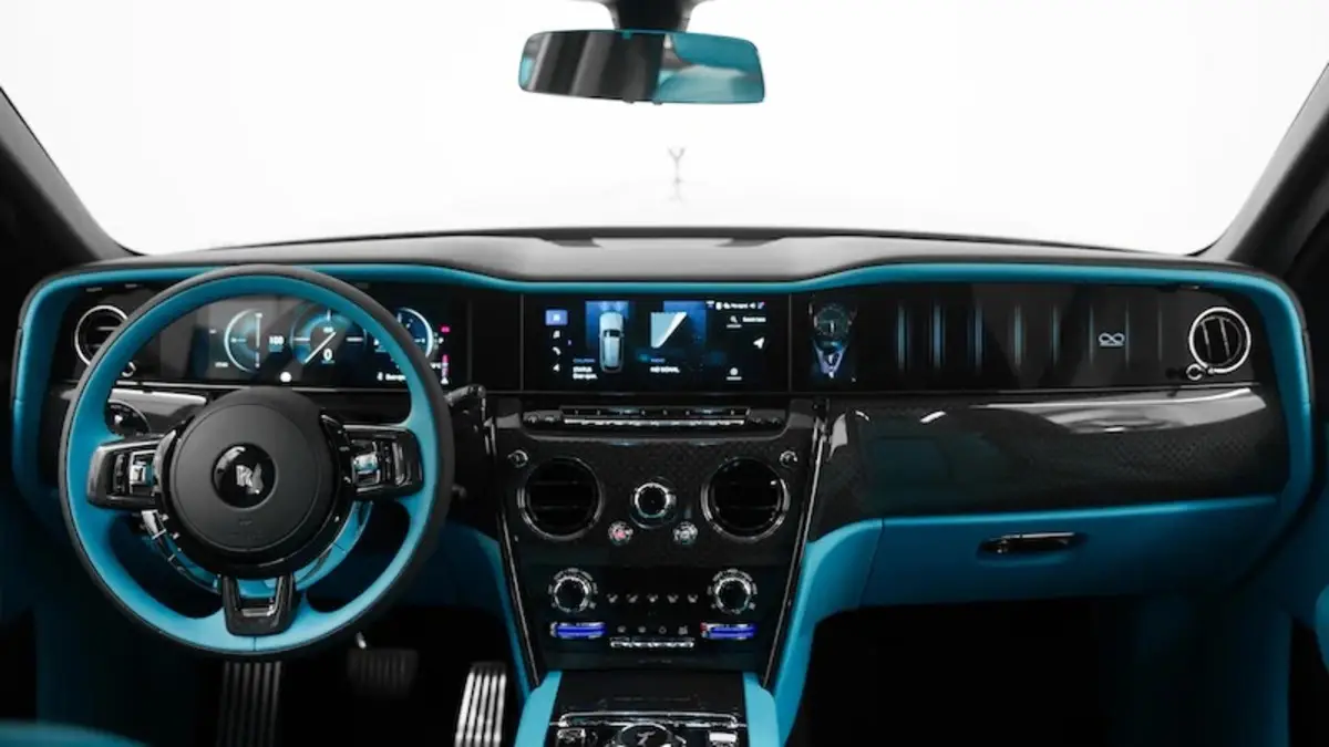 Rolls-Royce Cullinan Black Badge, I Рестайлинг, 2025 купить в салоне Million Miles