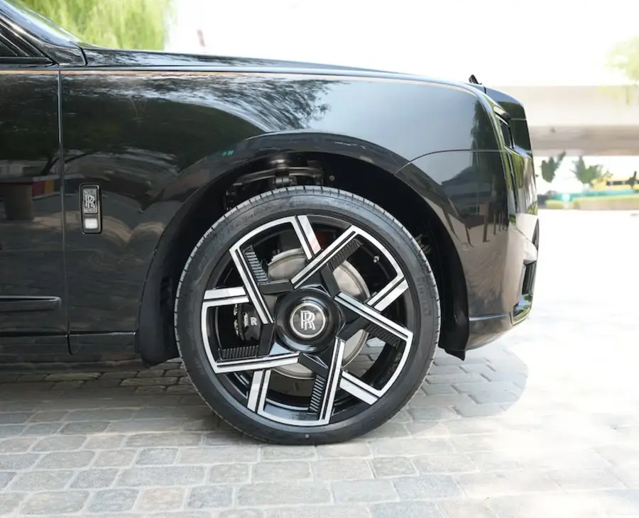 Rolls-Royce Cullinan Black Badge, I Рестайлинг, 2025 купить в салоне Million Miles