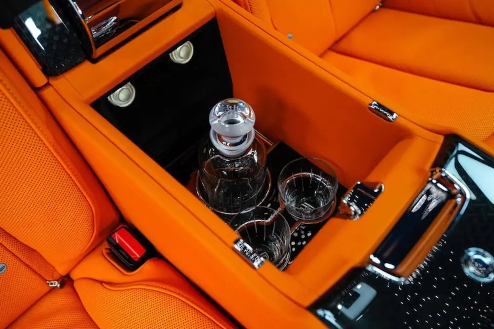 Rolls-Royce Cullinan Black Badge, I Рестайлинг, 2025 купить в салоне Million Miles