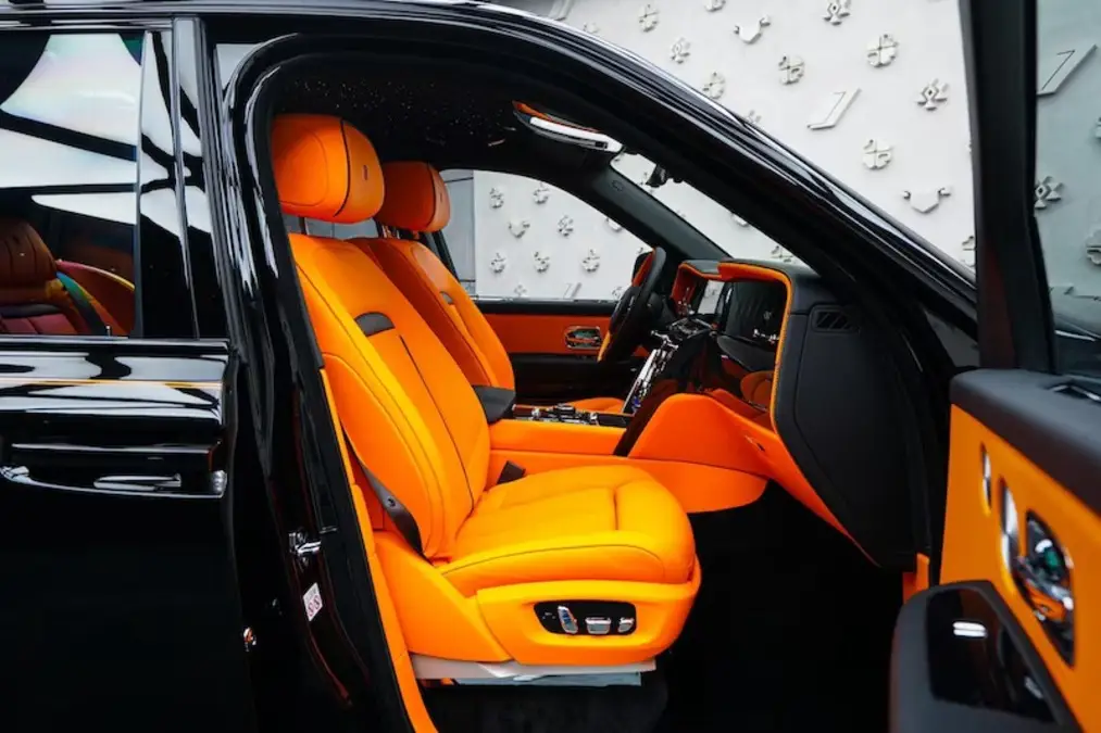 Rolls-Royce Cullinan Black Badge, I Рестайлинг, 2025 купить в салоне Million Miles