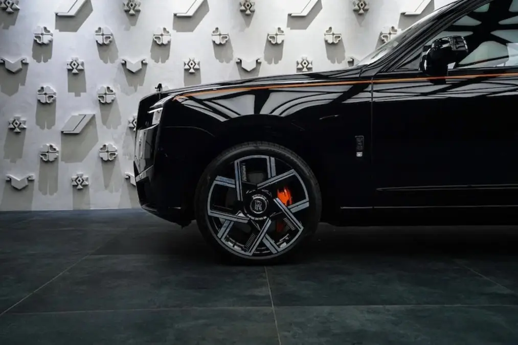 Rolls-Royce Cullinan Black Badge, I Рестайлинг, 2025 купить в салоне Million Miles