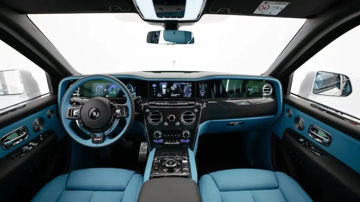 Rolls-Royce Cullinan Black Badge, I Рестайлинг, 2025 купить в салоне Million Miles