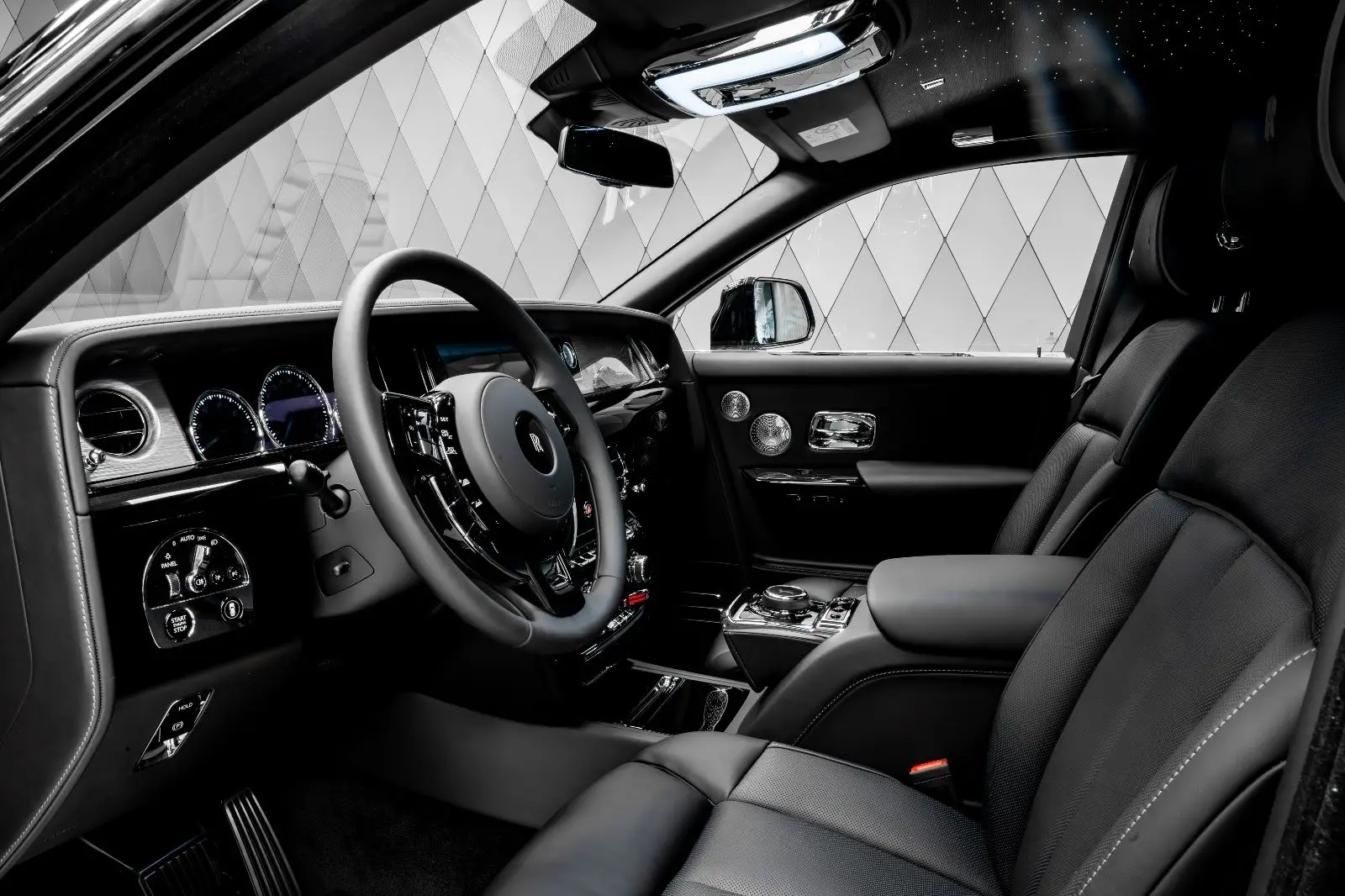 Rolls-Royce Phantom EWB, VIII, 2025 купить в салоне Million Miles