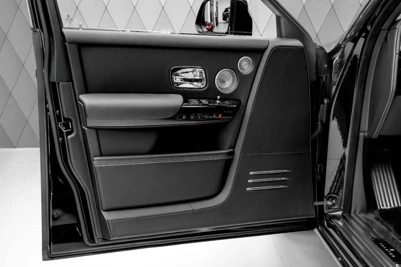 Rolls-Royce Phantom EWB, VIII, 2025 купить в салоне Million Miles