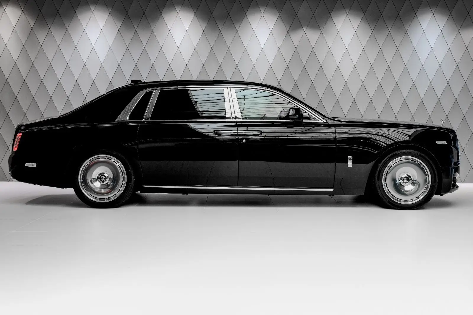 Rolls-Royce Phantom EWB, VIII, 2025 купить в салоне Million Miles