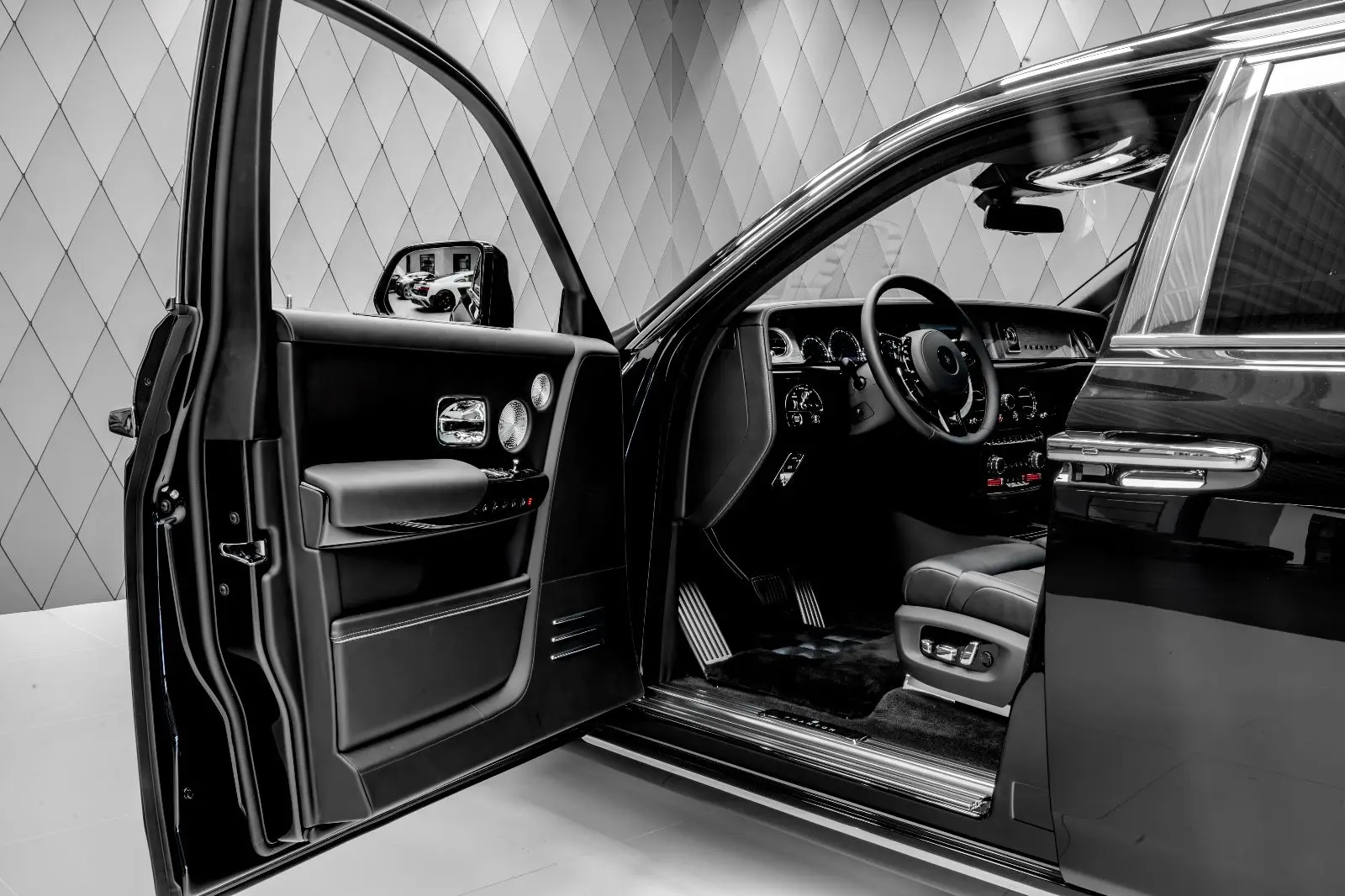 Rolls-Royce Phantom EWB, VIII, 2025 купить в салоне Million Miles