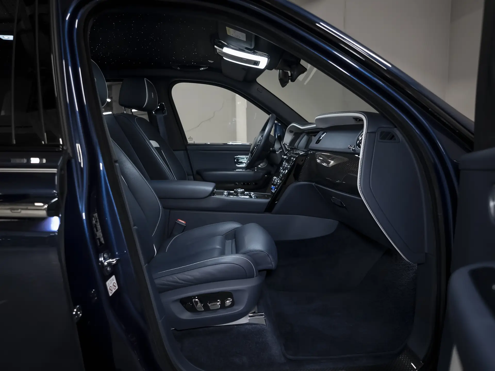 Rolls-Royce Cullinan Black Badge, I, 2021 купить в салоне Million Miles