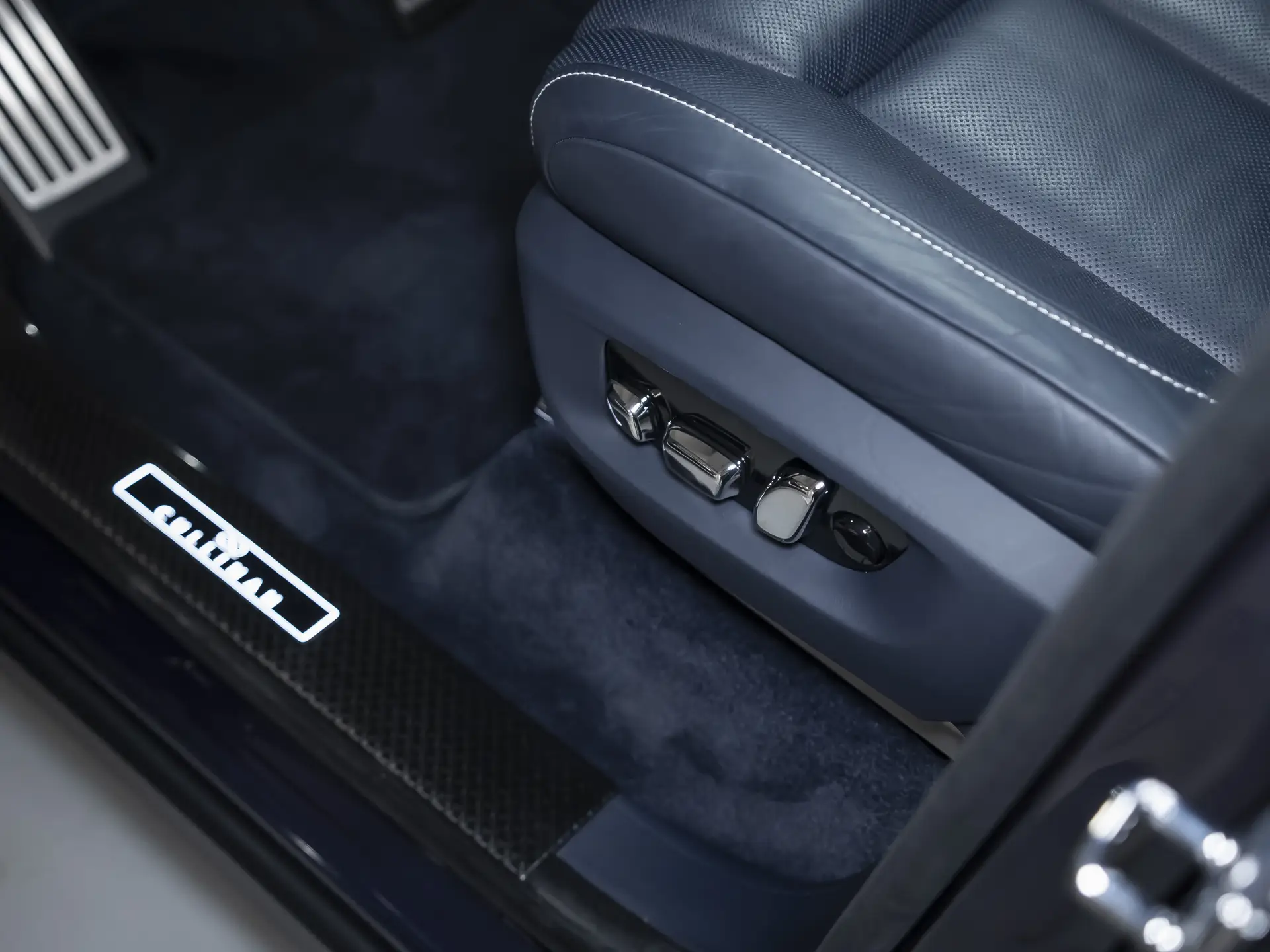 Rolls-Royce Cullinan Black Badge, I, 2021 купить в салоне Million Miles