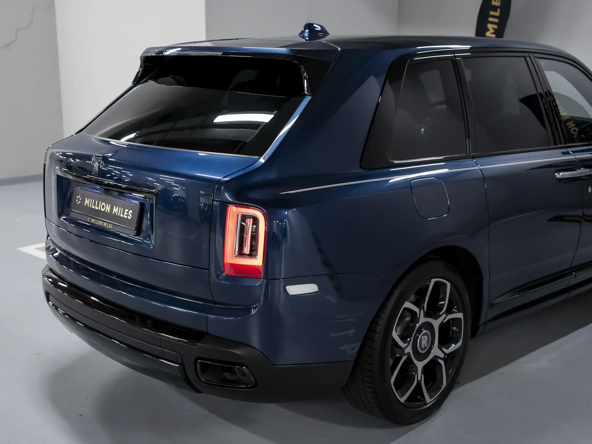 Rolls-Royce Cullinan Black Badge, I, 2021 купить в салоне Million Miles