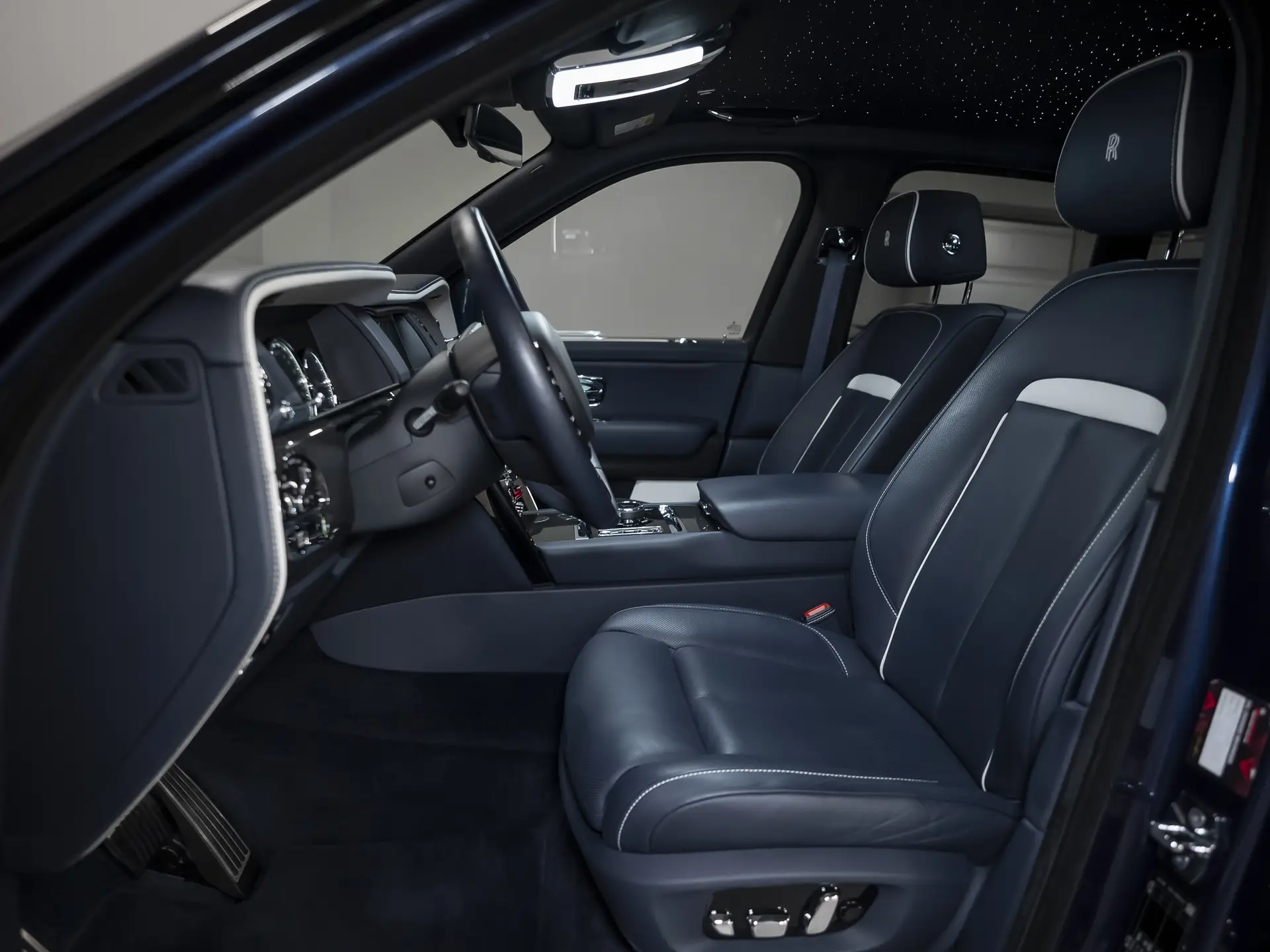 Rolls-Royce Cullinan Black Badge, I, 2021 купить в салоне Million Miles