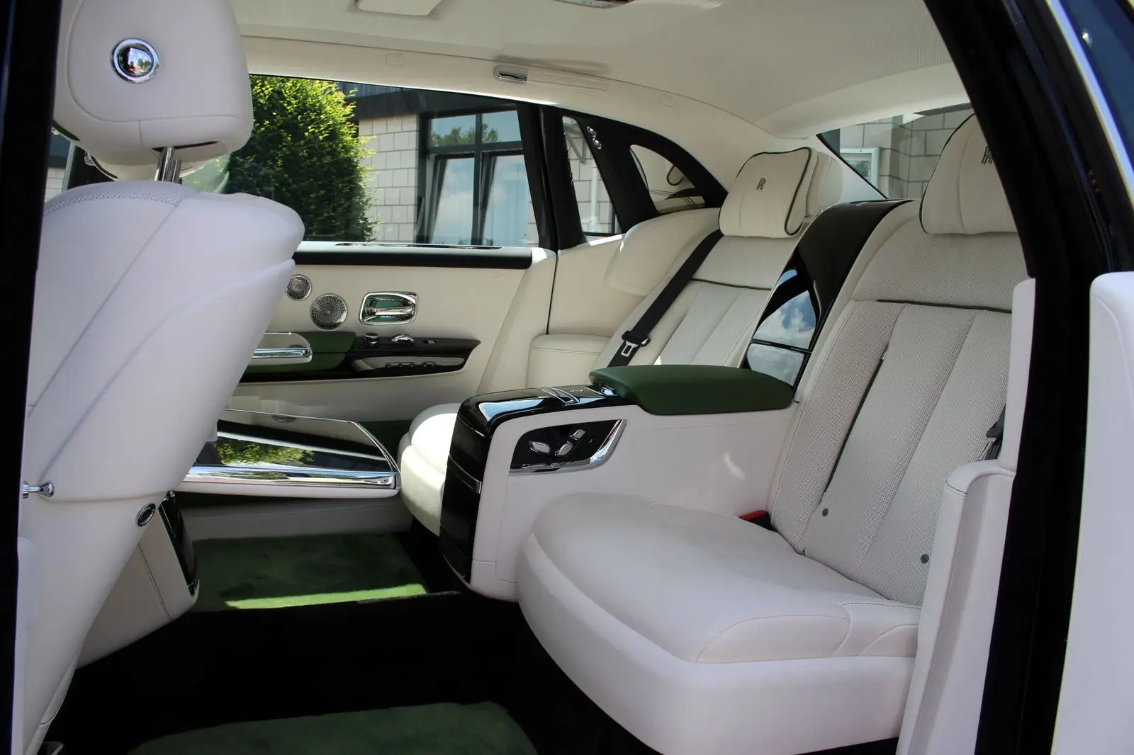 Rolls-Royce Phantom EWB, VIII, 2024 купить в салоне Million Miles