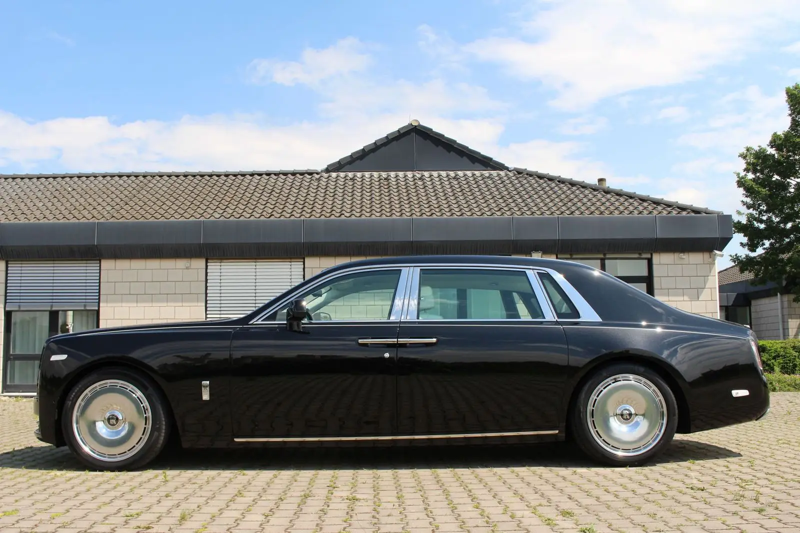 Rolls-Royce Phantom EWB, VIII, 2024 купить в салоне Million Miles