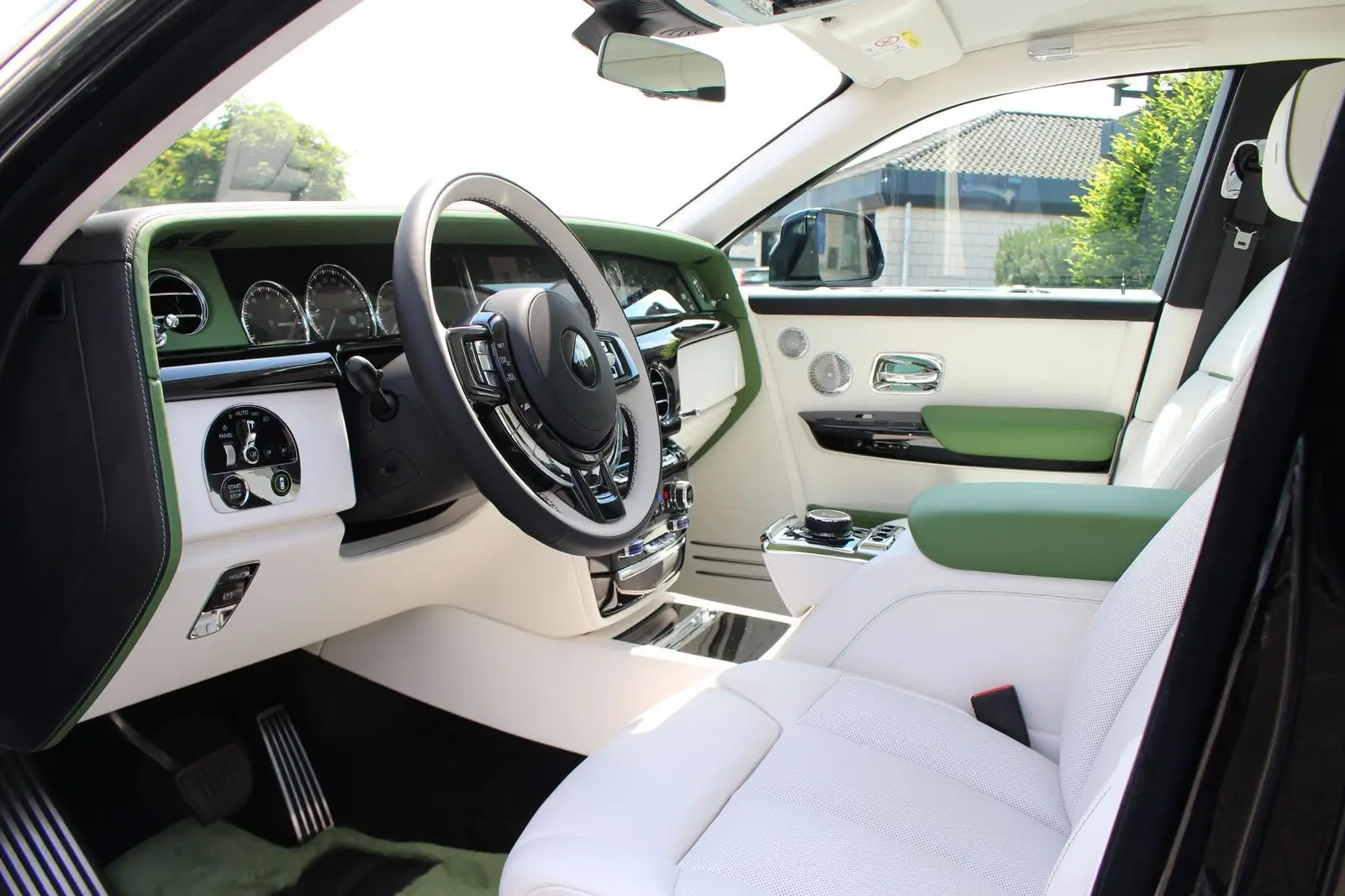 Rolls-Royce Phantom EWB, VIII, 2024 купить в салоне Million Miles