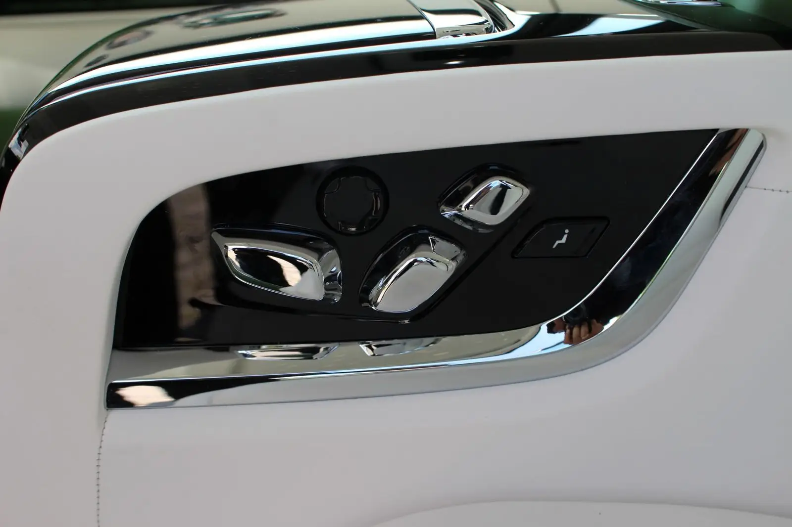 Rolls-Royce Phantom EWB, VIII, 2024 купить в салоне Million Miles