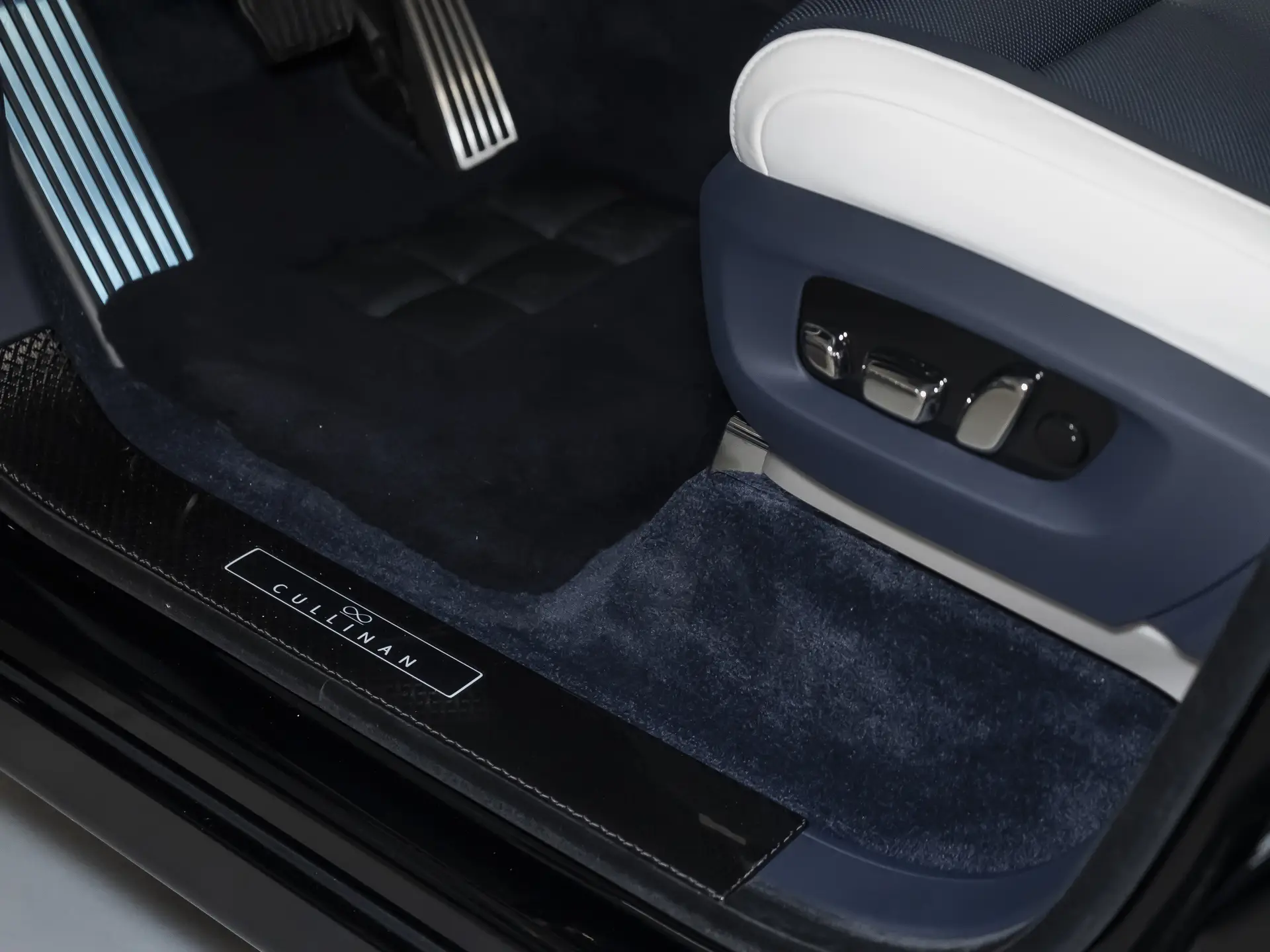 Rolls-Royce Cullinan Black Badge, I Рестайлинг, 2025 купить в салоне Million Miles