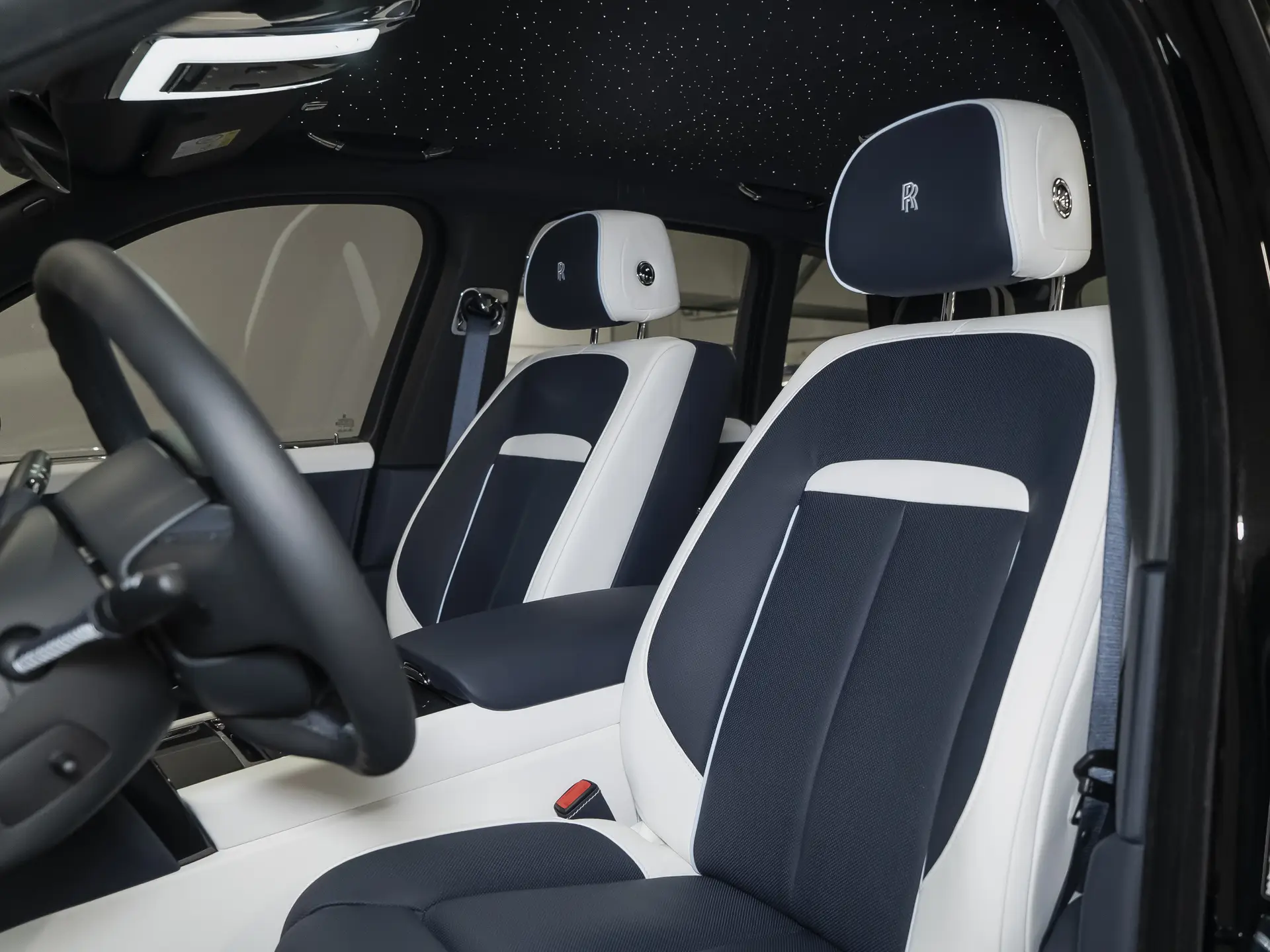 Rolls-Royce Cullinan Black Badge, I Рестайлинг, 2025 купить в салоне Million Miles