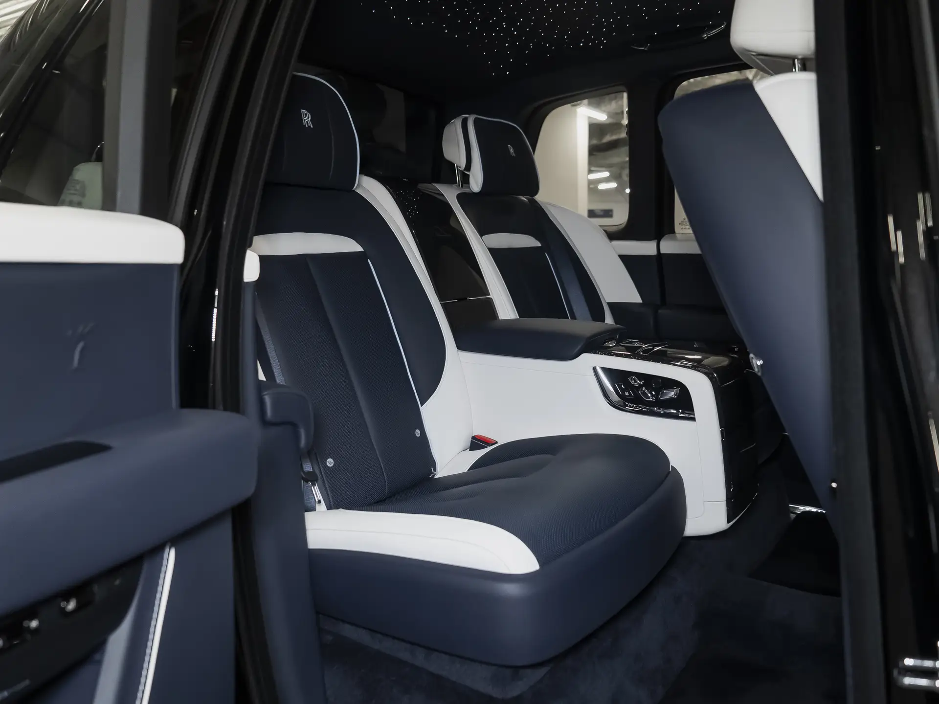 Rolls-Royce Cullinan Black Badge, I Рестайлинг, 2025 купить в салоне Million Miles