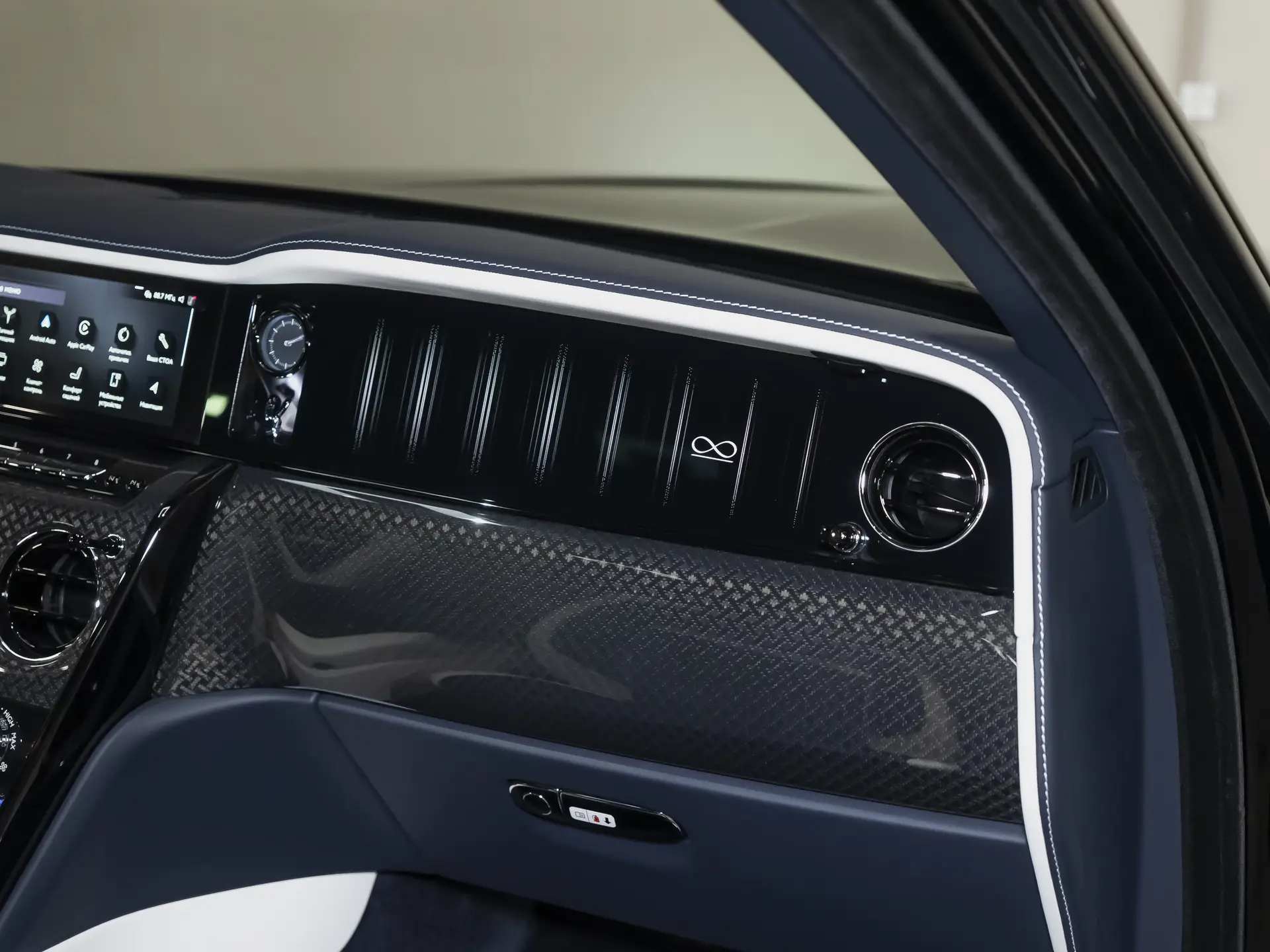 Rolls-Royce Cullinan Black Badge, I Рестайлинг, 2025 купить в салоне Million Miles