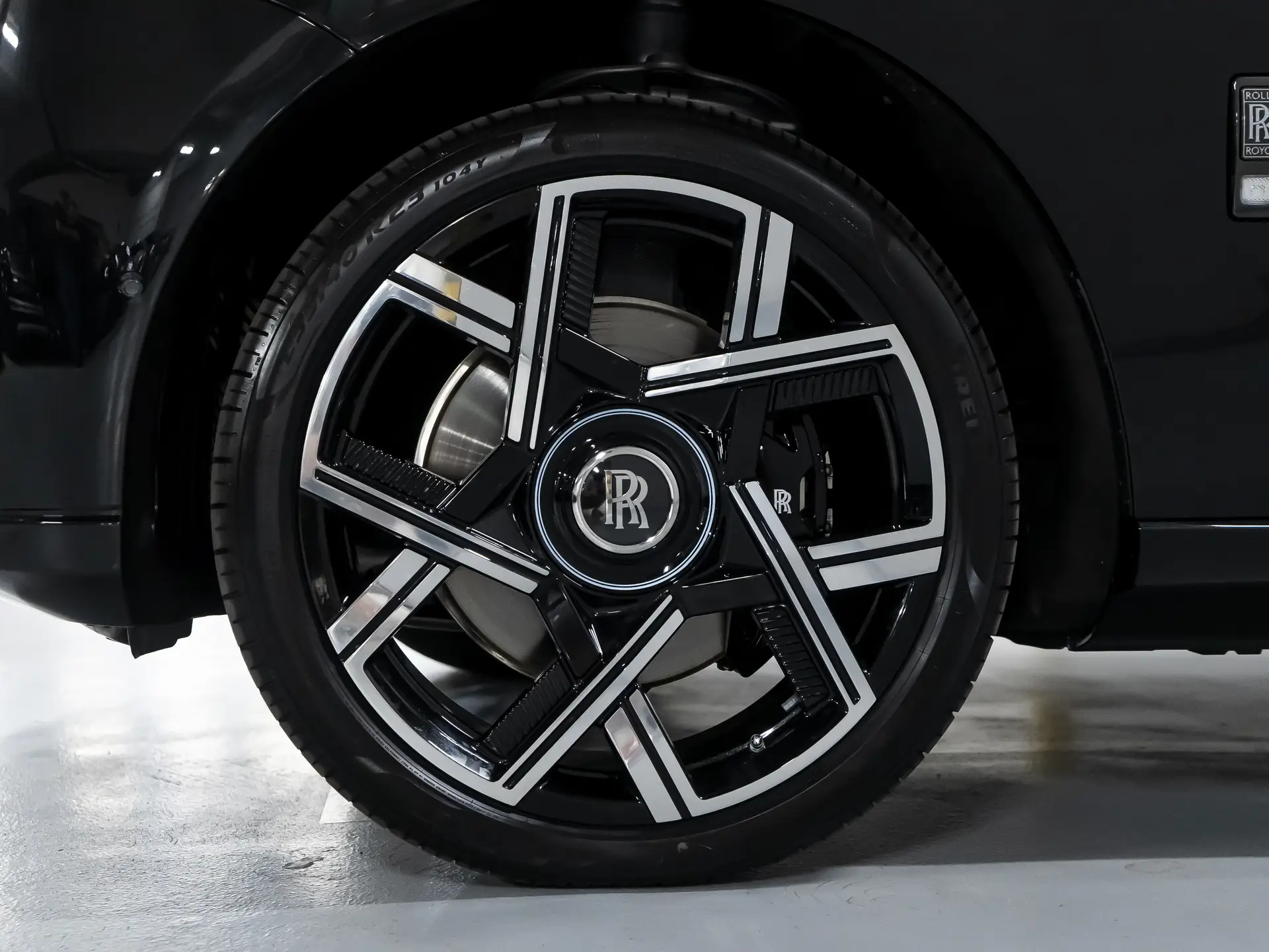 Rolls-Royce Cullinan Black Badge, I Рестайлинг, 2025 купить в салоне Million Miles