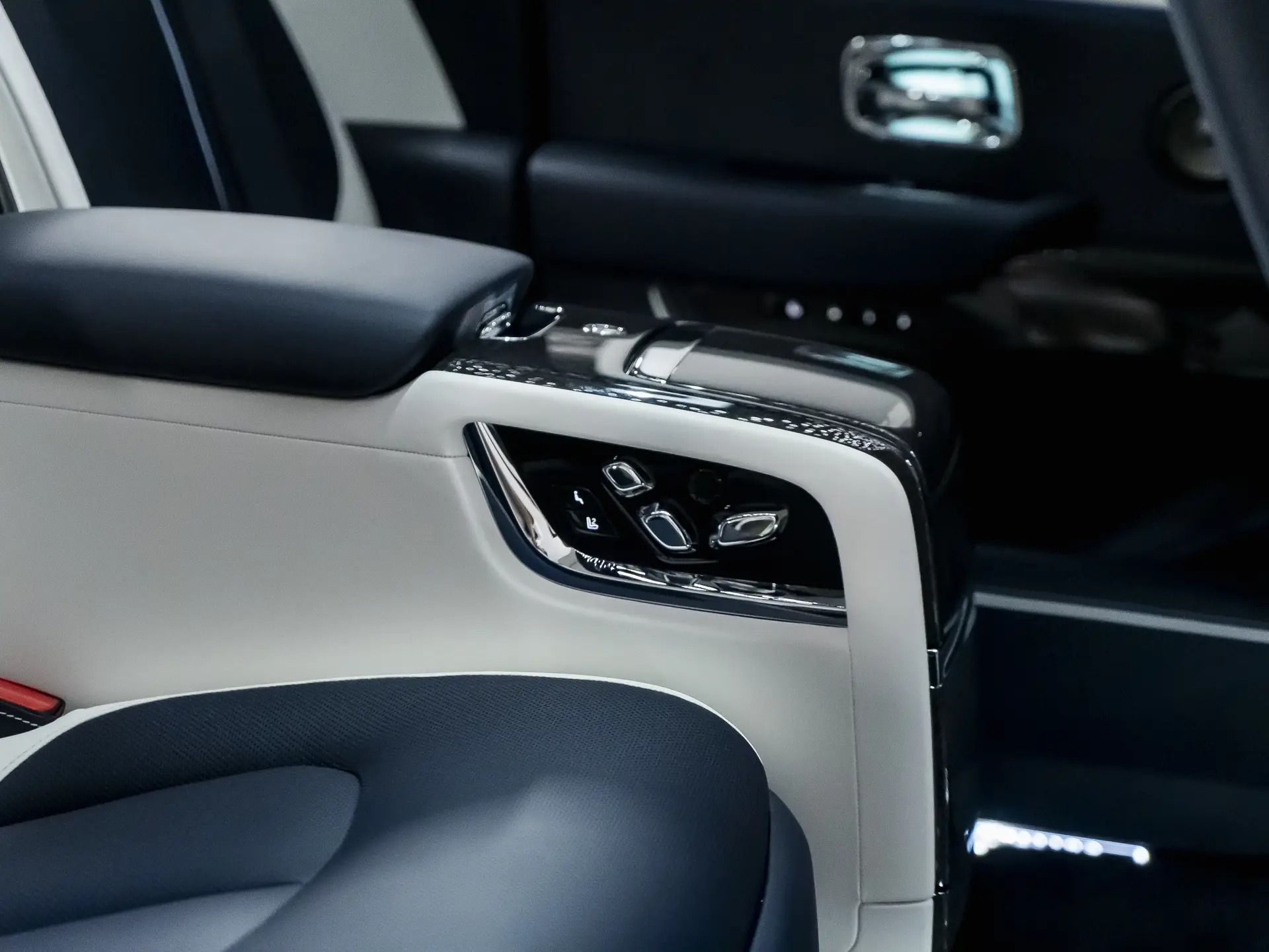 Rolls-Royce Cullinan Black Badge, I Рестайлинг, 2025 купить в салоне Million Miles