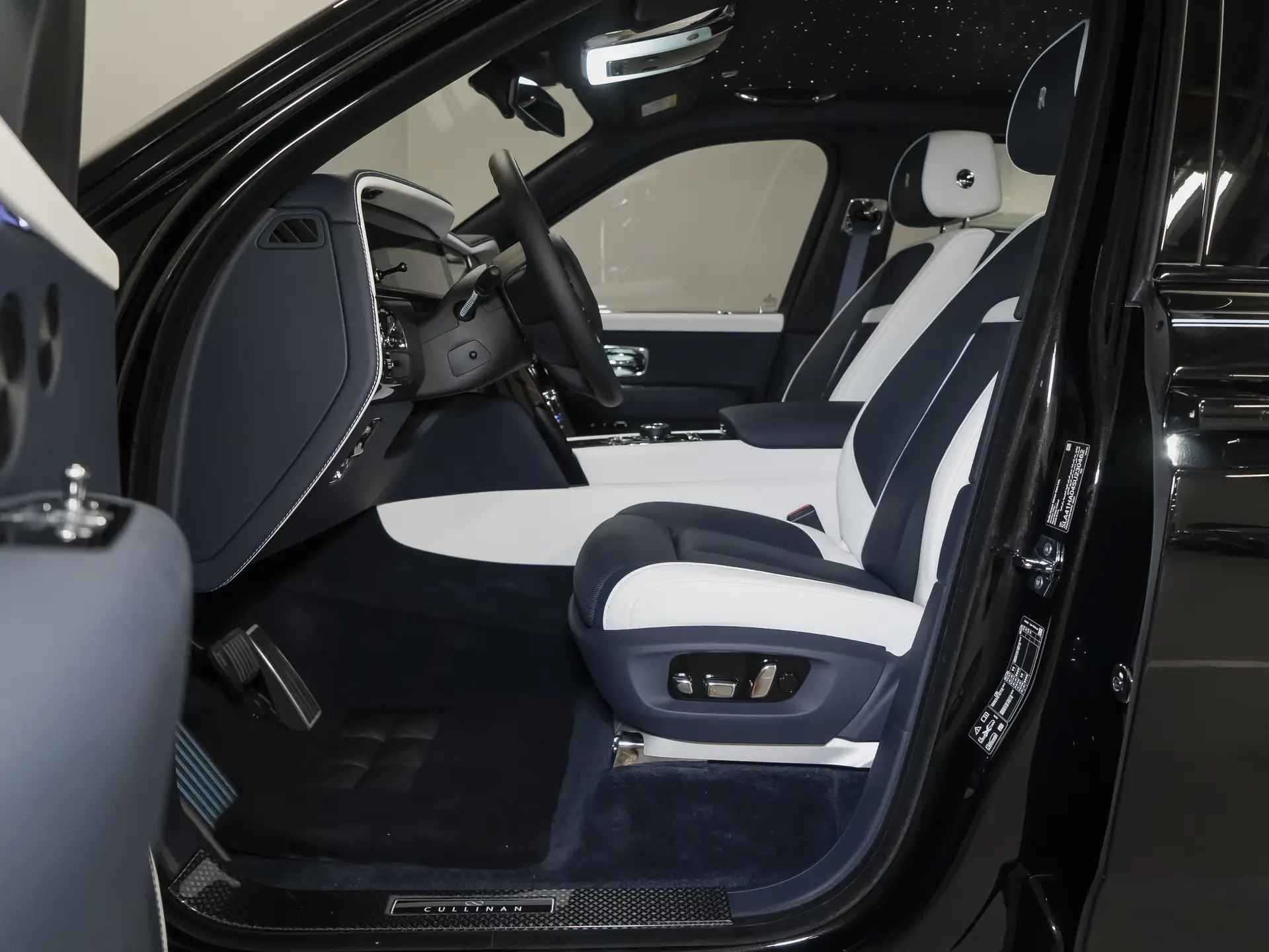Rolls-Royce Cullinan Black Badge, I Рестайлинг, 2025 купить в салоне Million Miles