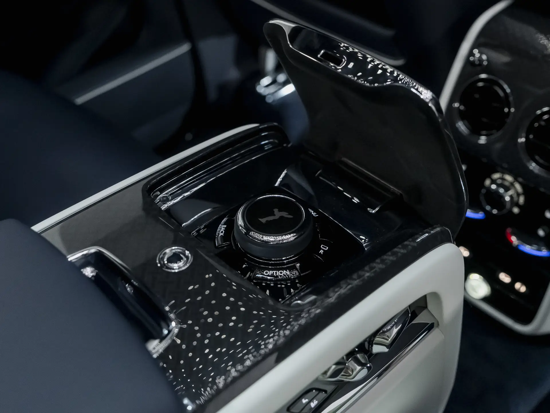 Rolls-Royce Cullinan Black Badge, I Рестайлинг, 2025 купить в салоне Million Miles