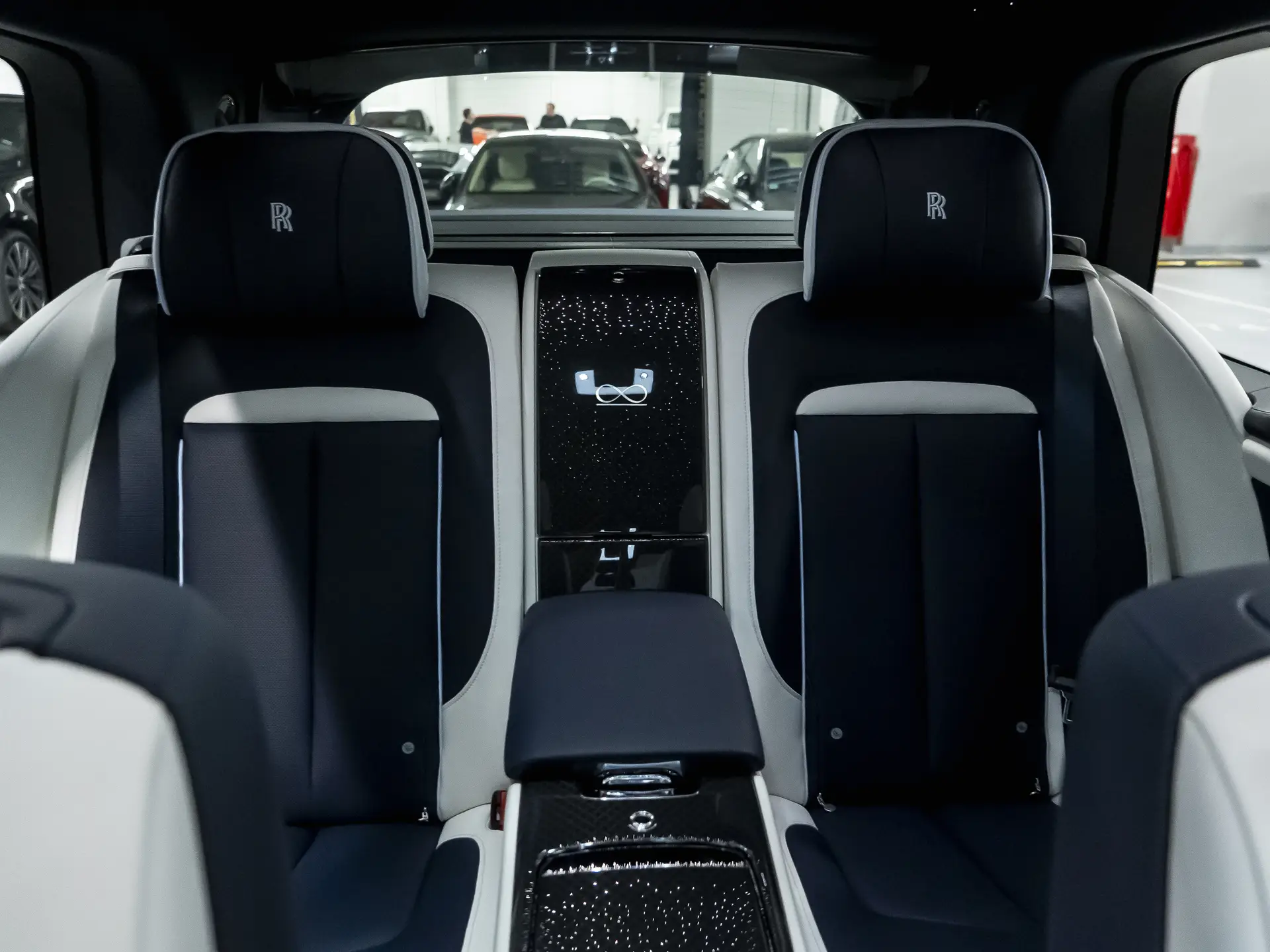 Rolls-Royce Cullinan Black Badge, I Рестайлинг, 2025 купить в салоне Million Miles